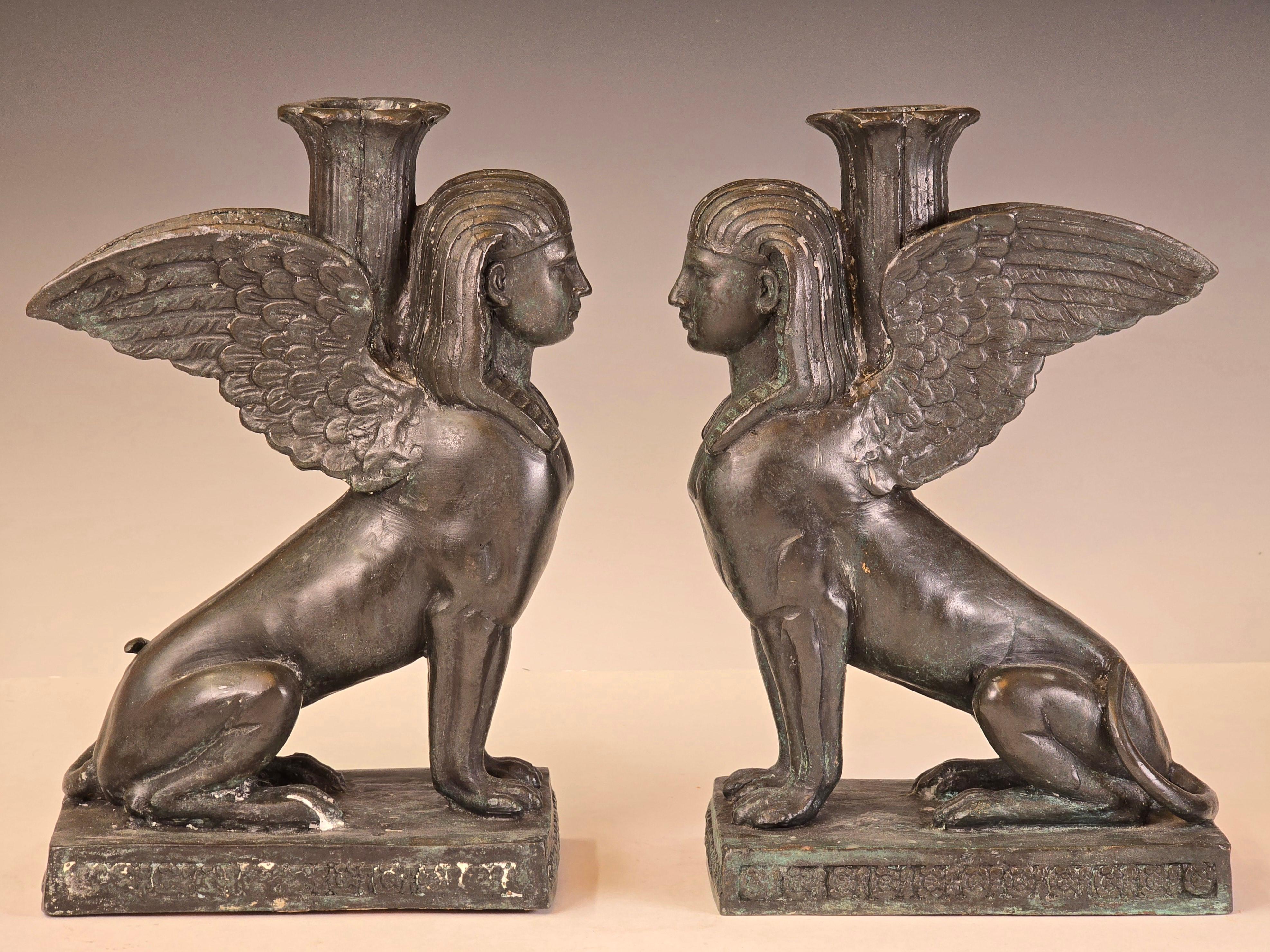 Splendidi candelabri a sfinge in bronzo patinato realizzati negli anni '80 da Maitland Smith.   Sebbene si tratti di un motivo neoclassico, questi potrebbero essere utilizzati anche durante il periodo dell'Art Deco, che vide una rinascita dei motivi