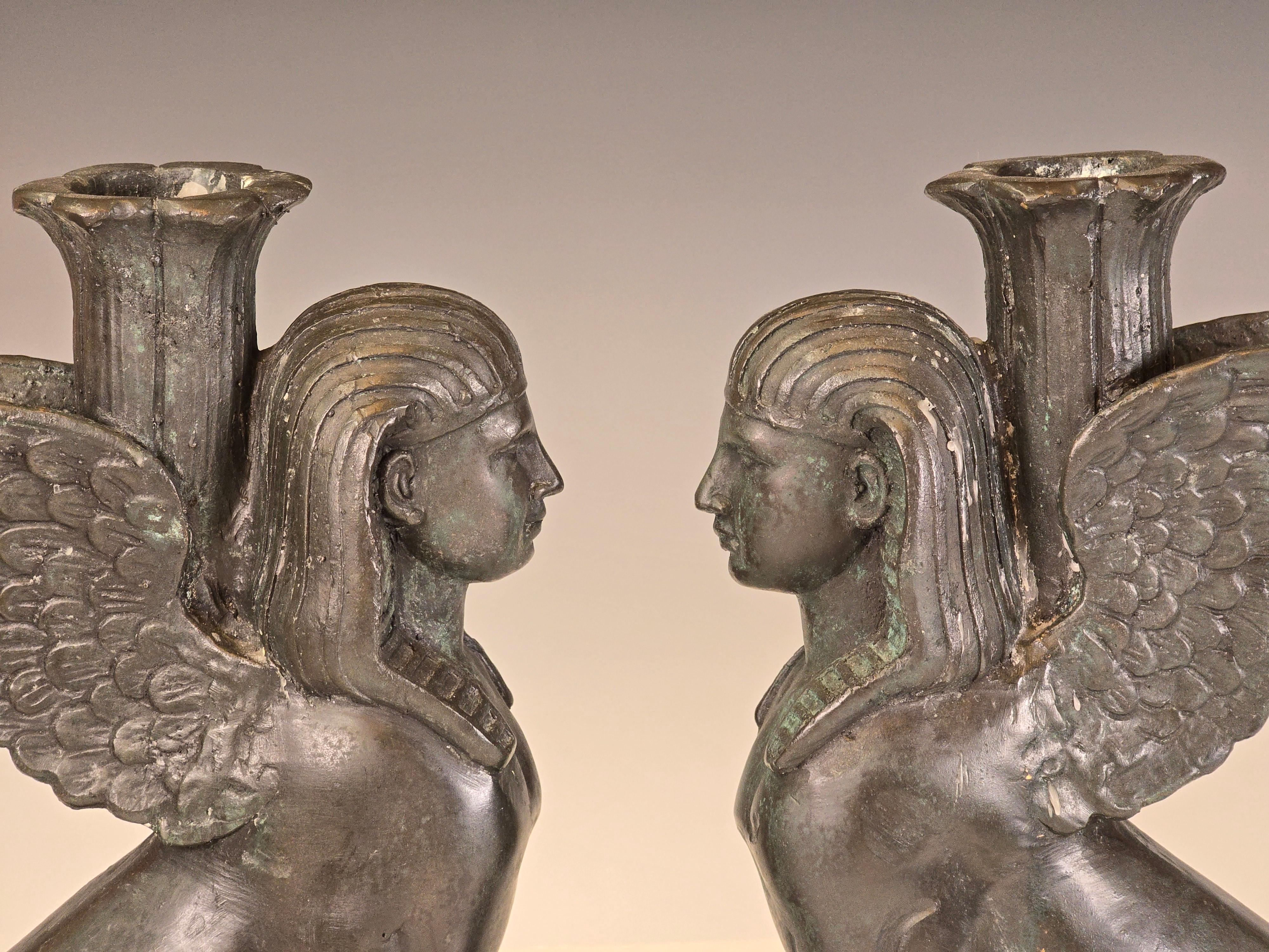 Neoclassico Coppia di candelieri Sphinx di Maitland Smith in vendita