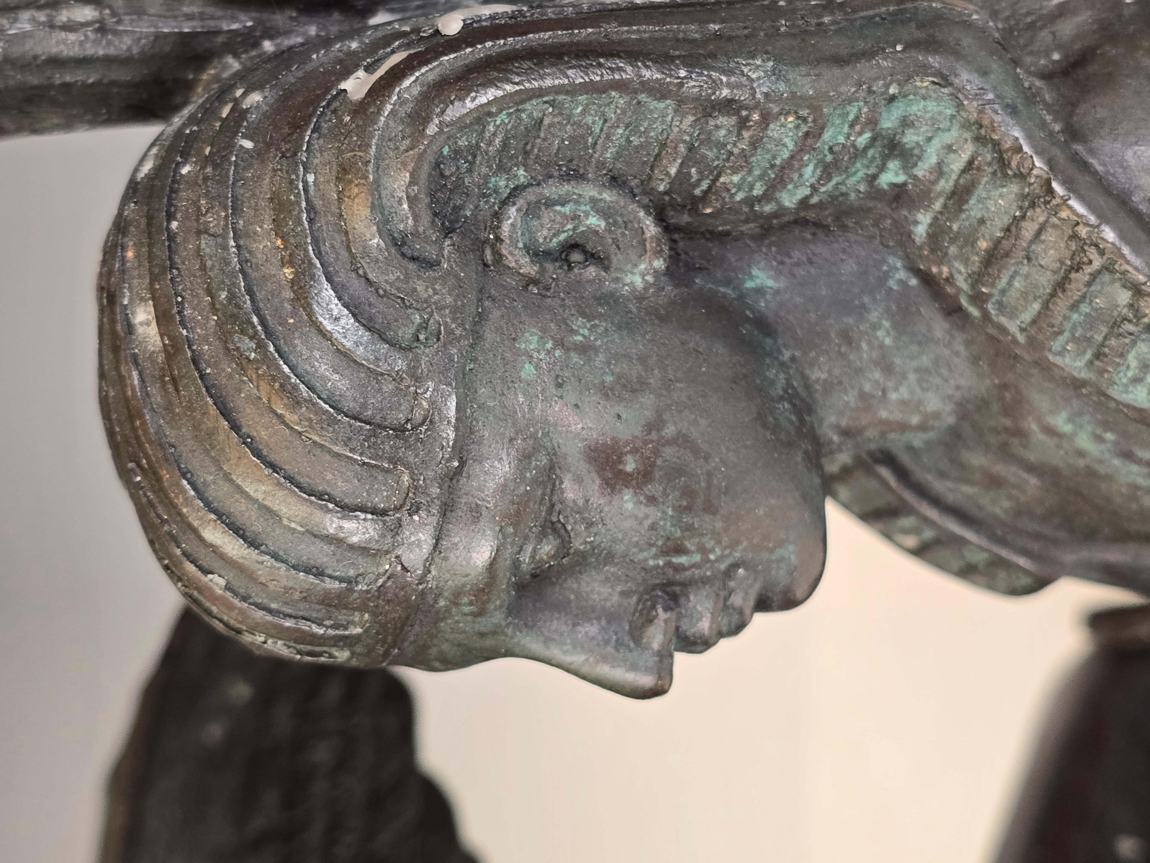 Bronzo Coppia di candelieri Sphinx di Maitland Smith in vendita