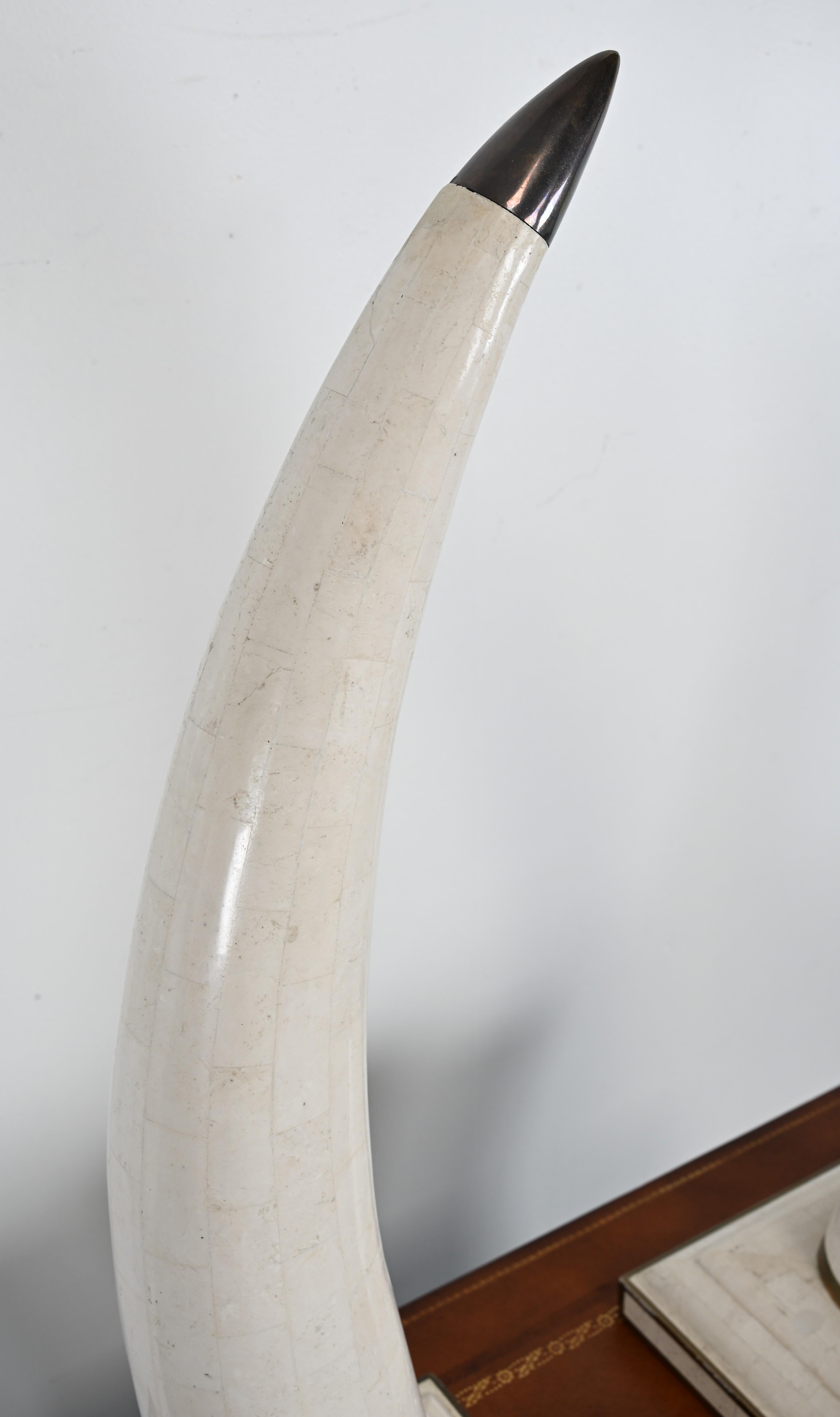 Zwei Maitland Smith Hörner aus Stein und Messing mit Mosaik im Angebot 4