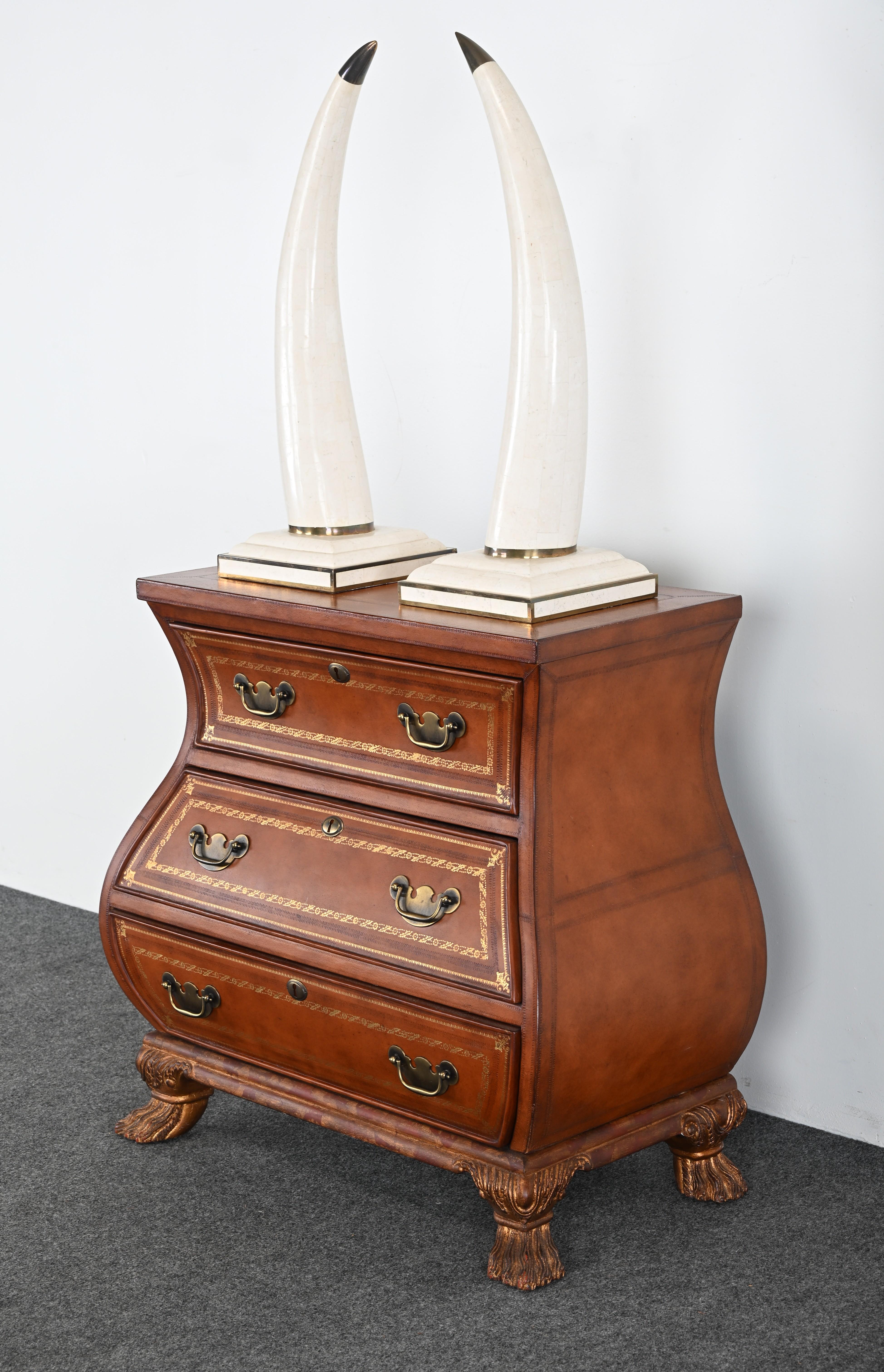 Zwei Maitland Smith Hörner aus Stein und Messing mit Mosaik (Moderne) im Angebot