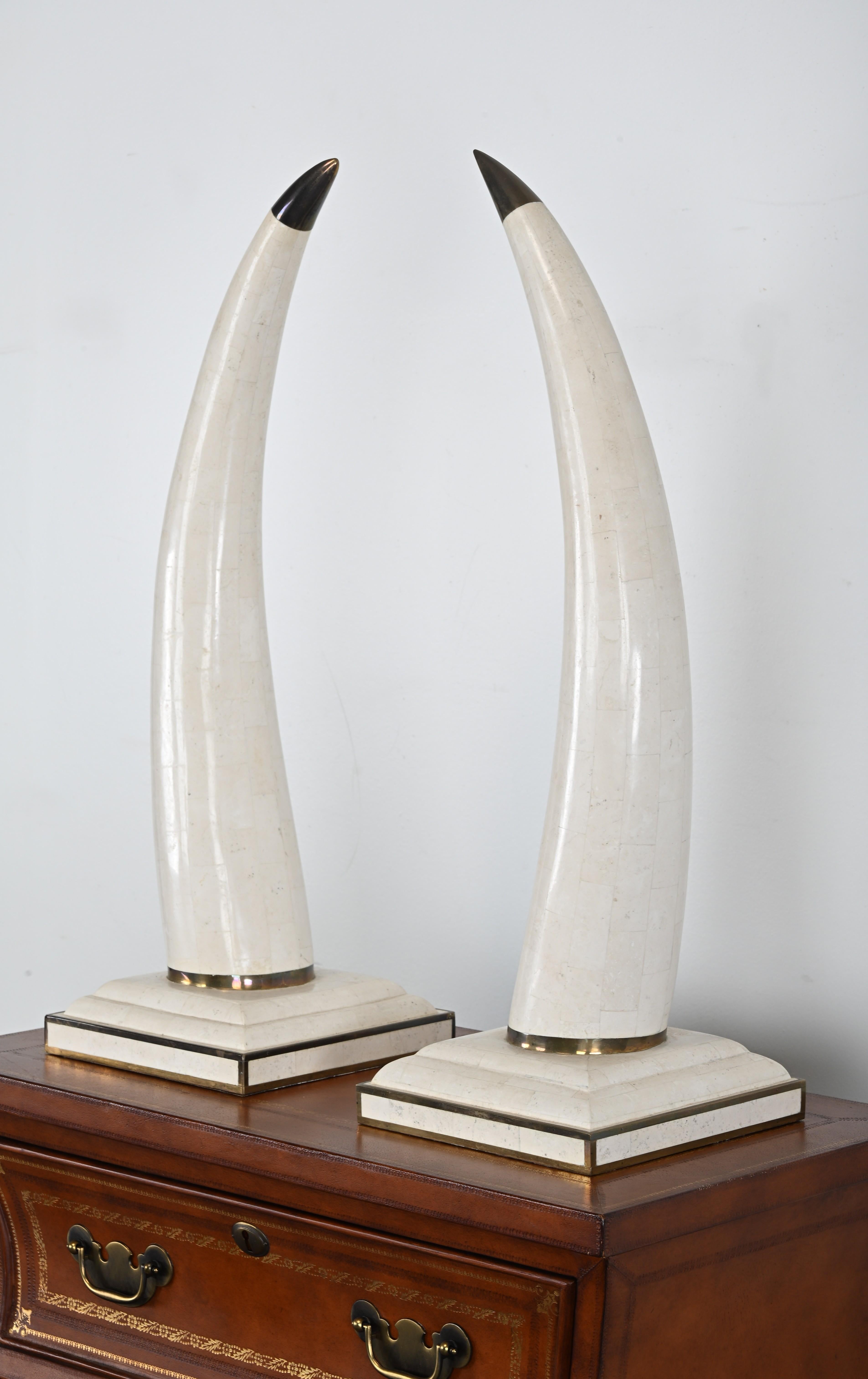 Zwei Maitland Smith Hörner aus Stein und Messing mit Mosaik (Ende des 20. Jahrhunderts) im Angebot