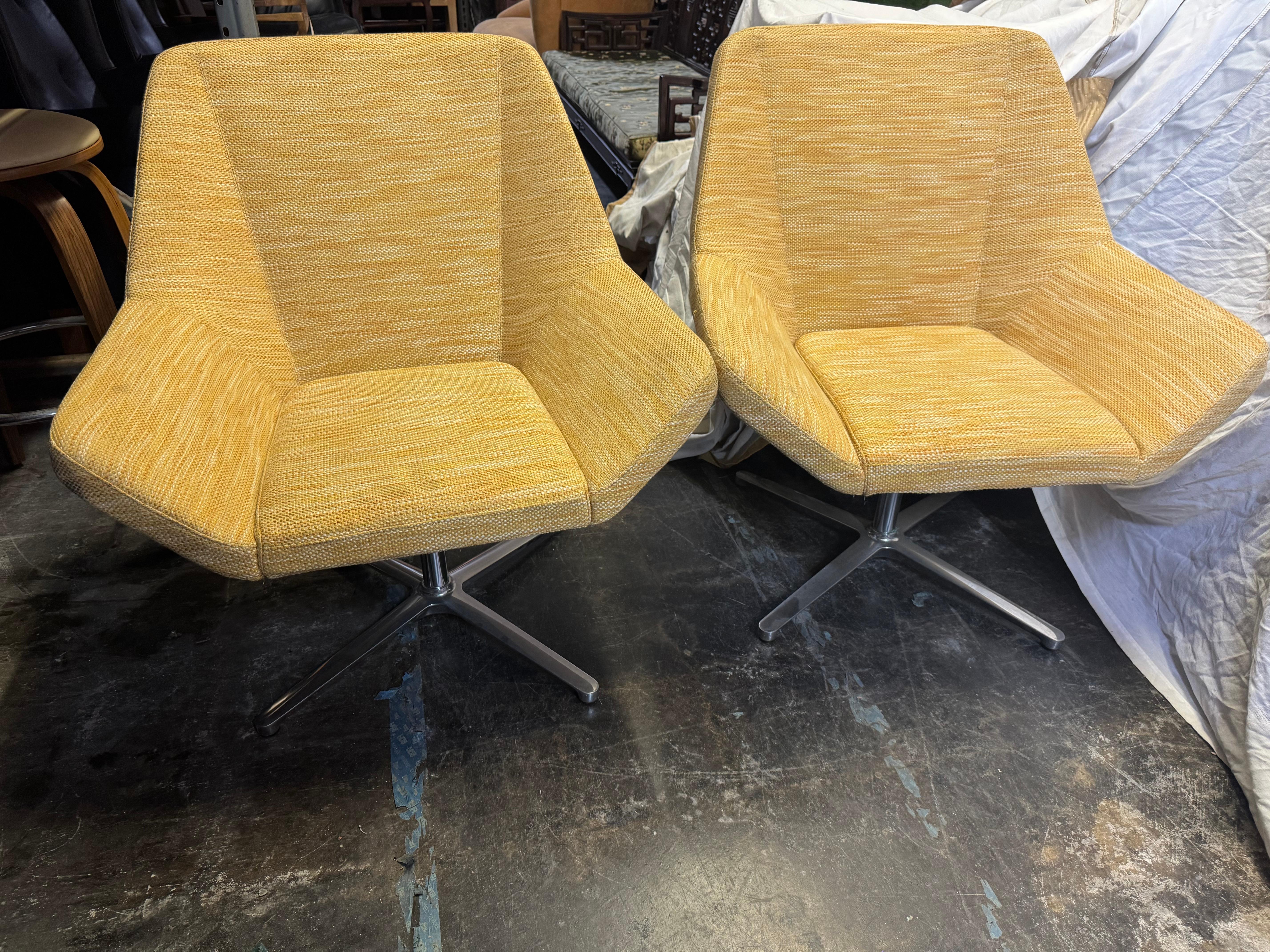 Diese Stühle sind von Keilhauer hergestellt. Die Stühle sind schön gepolstert und drehbar auf einem 4-Stern-Fuß. Wir haben eine Auswahl an Farben.

Die Stühle werden pro Paar (2) berechnet.