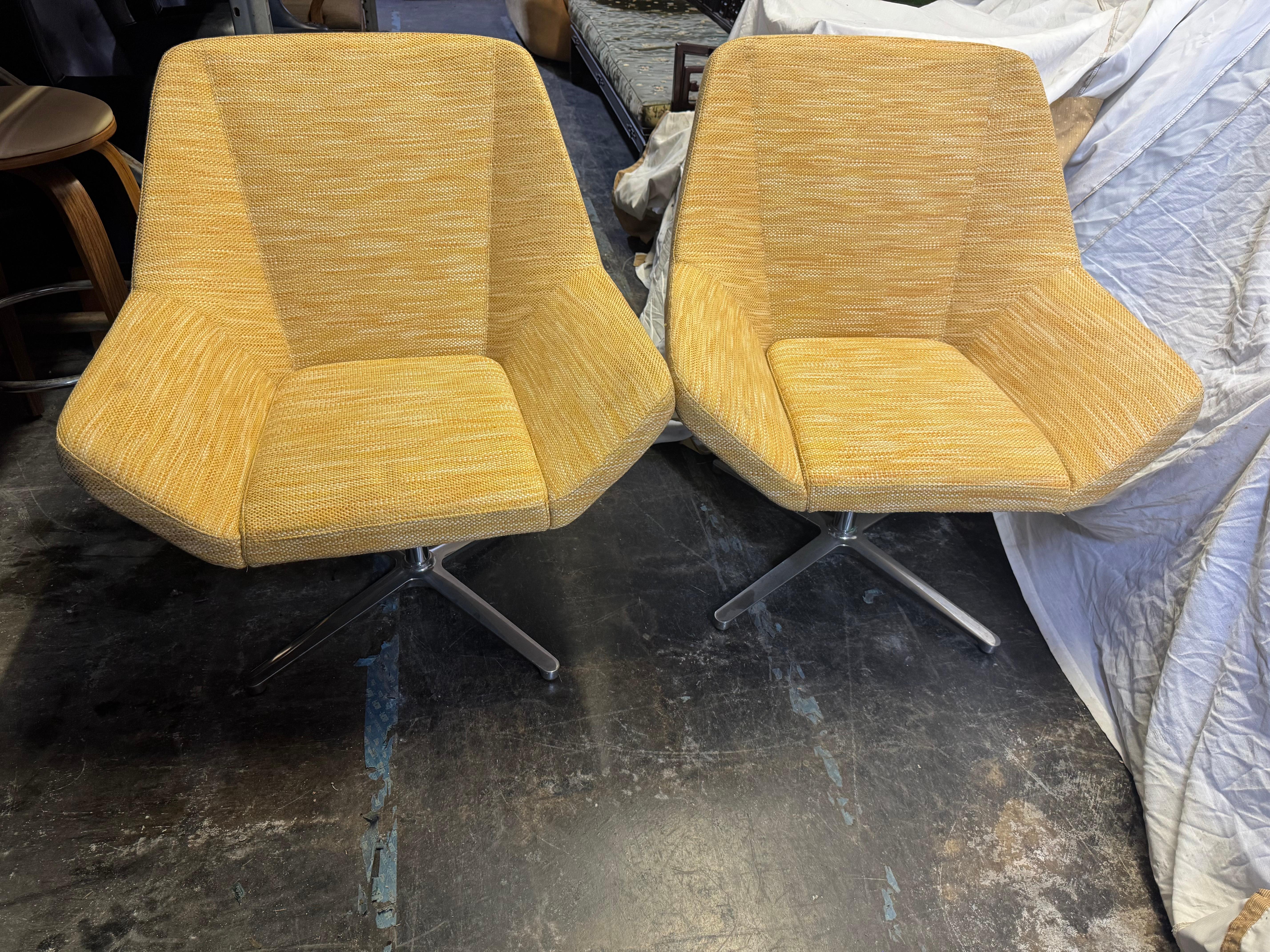 Paar Mais Keilhauer Swivel Lounge Chairs (Moderne) im Angebot