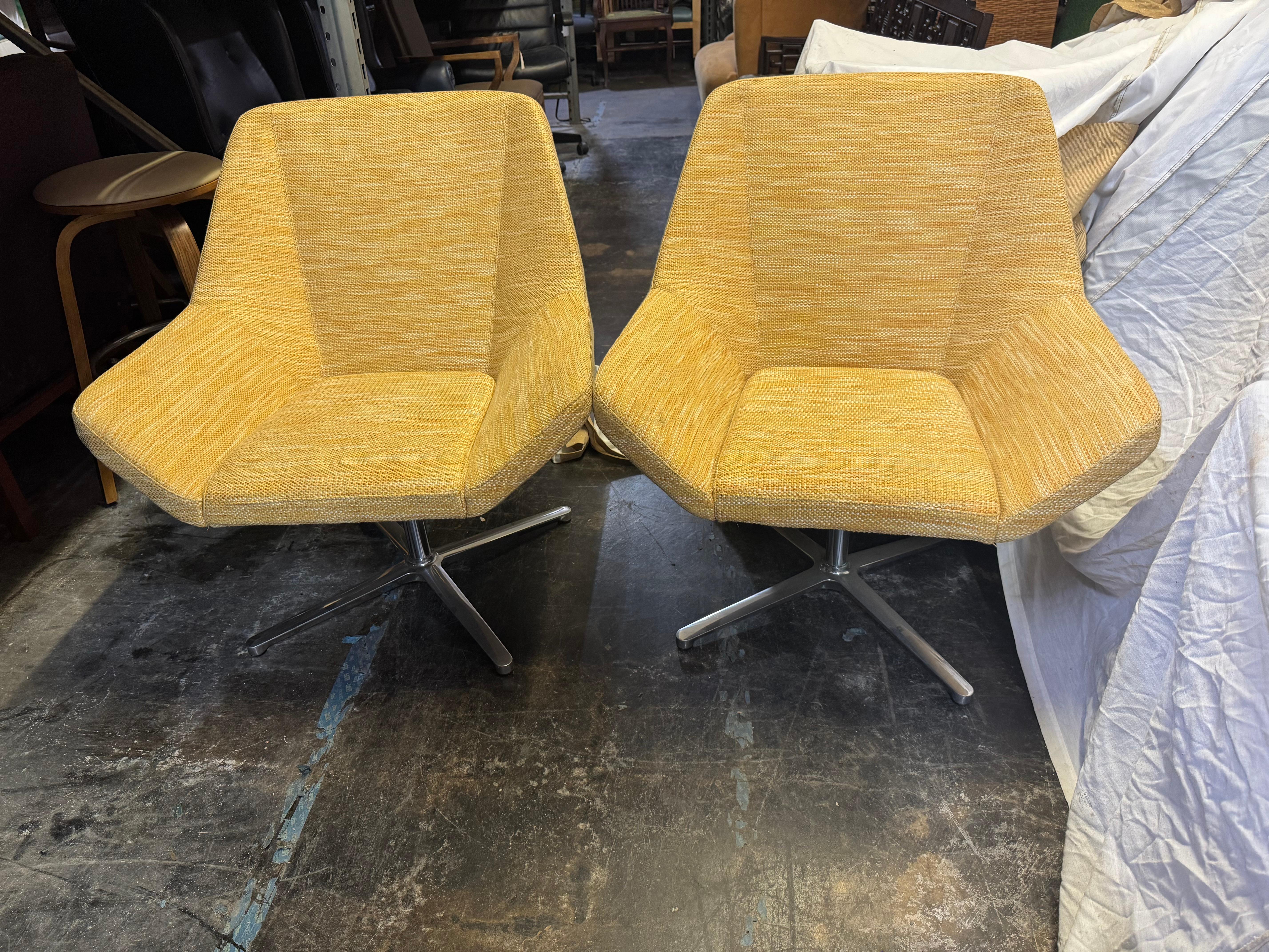 Paar Mais Keilhauer Swivel Lounge Chairs (21. Jahrhundert und zeitgenössisch) im Angebot