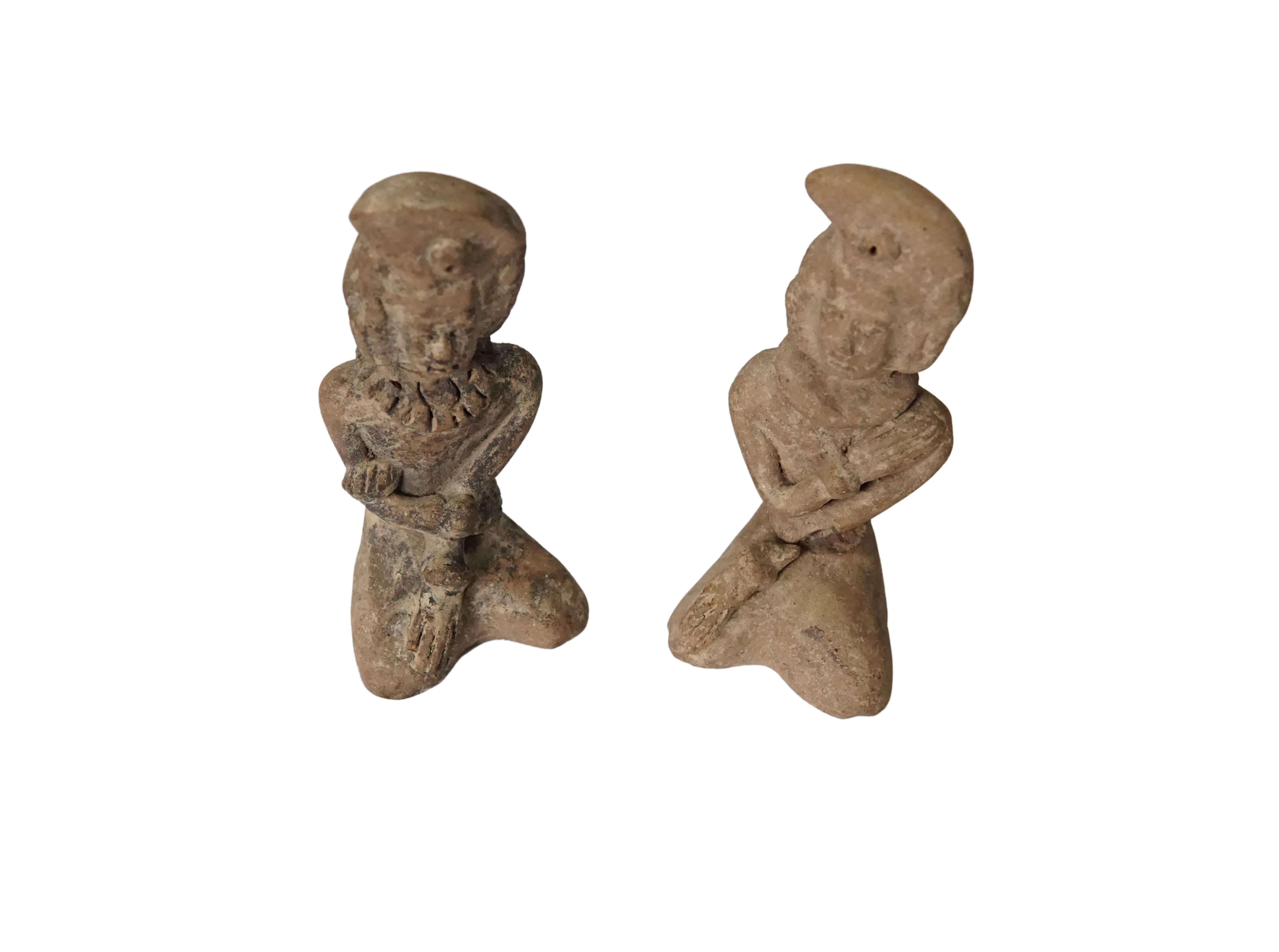 Paire de figurines agenouillées en terre cuite de Majapahit, Java, Indonésie, vers 1500 Bon état - En vente à Jimbaran, Bali