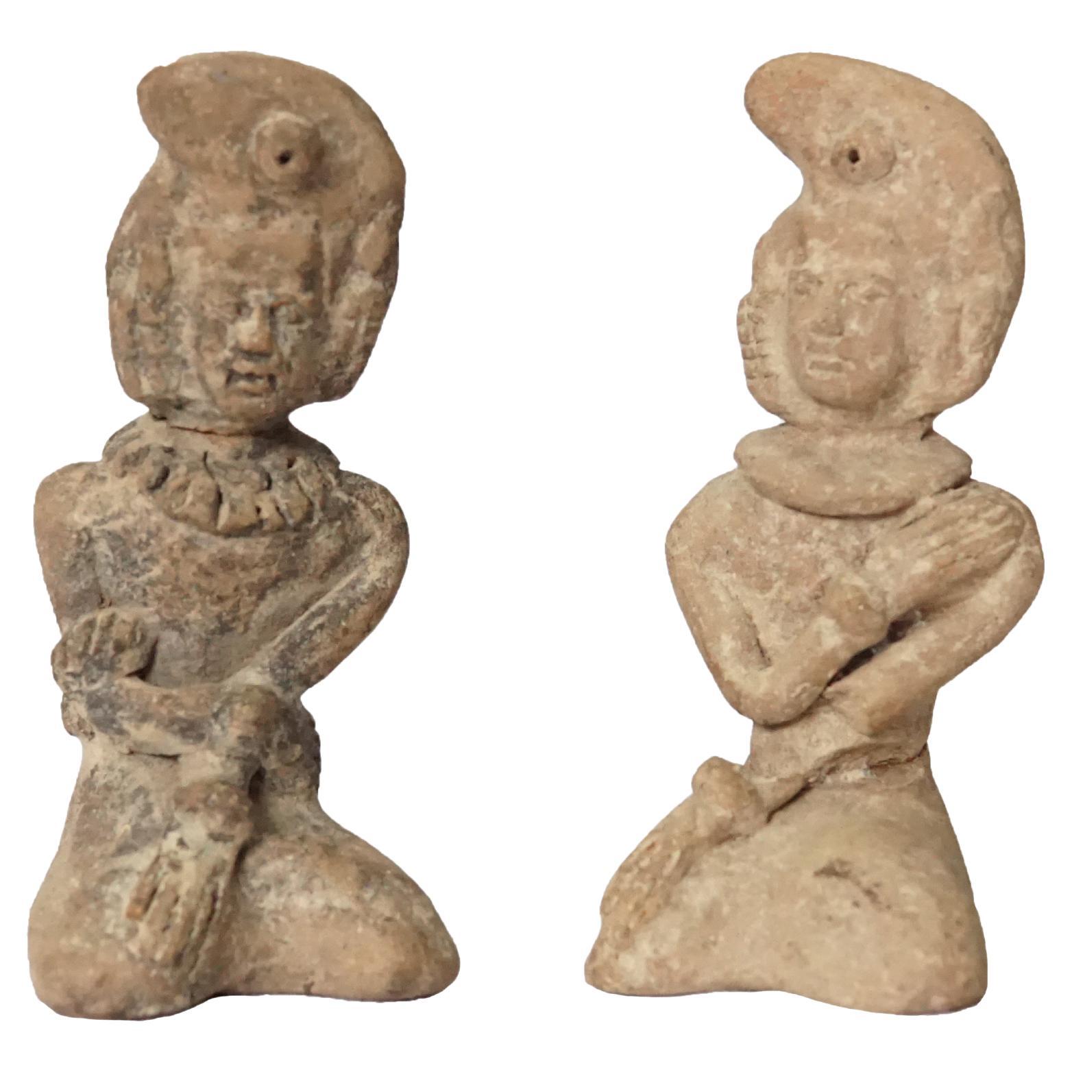 Paire de figurines agenouillées en terre cuite de Majapahit, Java, Indonésie, vers 1500