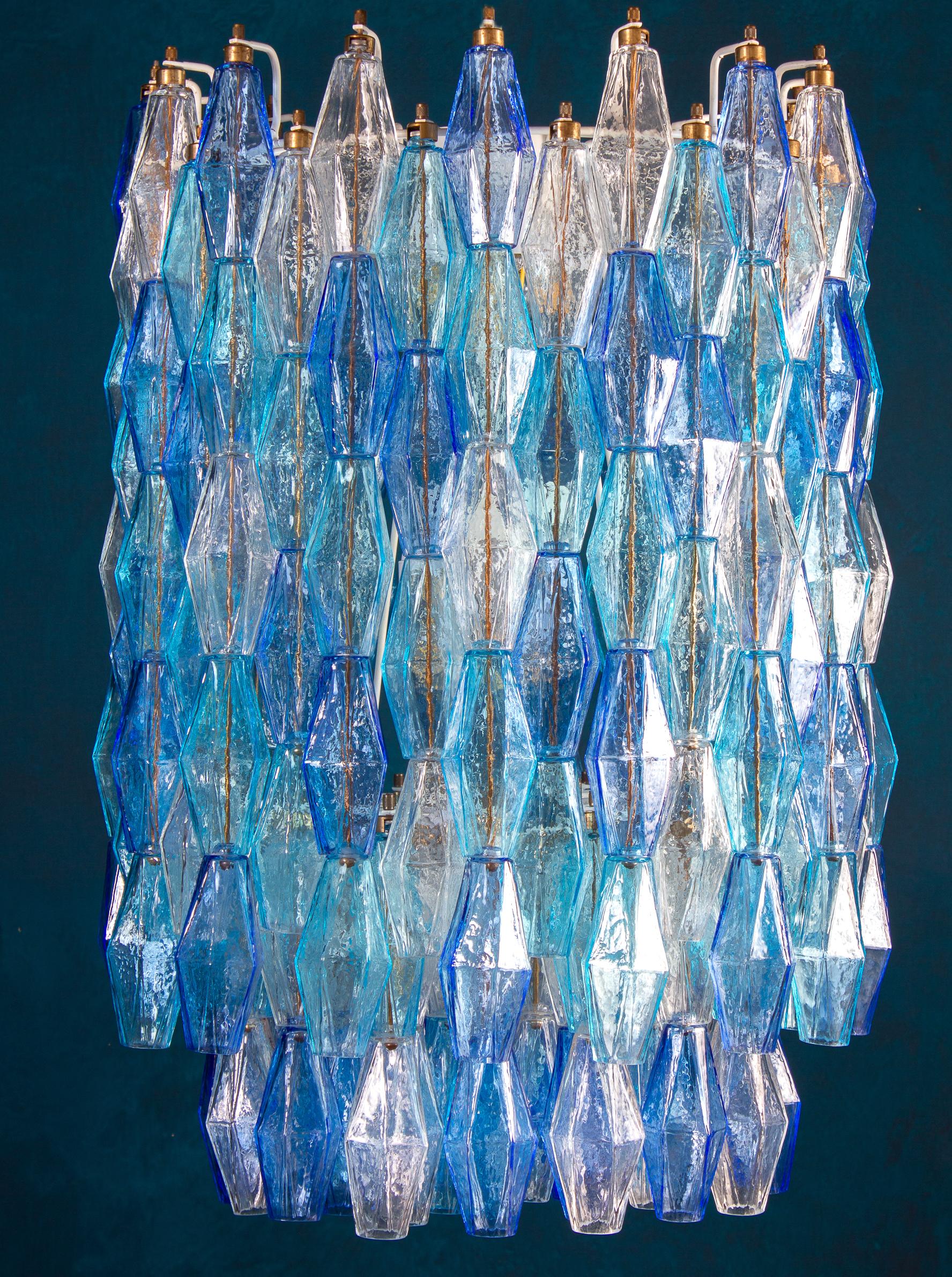 Questo lampadario monumentale è composto da circa 200 vetri Poliedri colorati di Murano.
Variazione di colore dello zaffiro con Poliedri preziosi celesti e acquamarina.
Misure: Altezza senza catena e baldacchino 88 cm (35 pollici). Con catena e