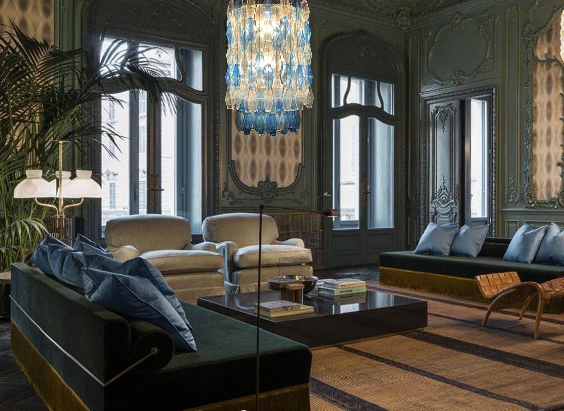 Questo lampadario monumentale è composto da circa 200 vetri Poliedri colorati di Murano.
Variazione di colore dello zaffiro con Poliedri preziosi celesti e acquamarina.
Misure: Altezza senza catena e baldacchino 88 cm (35 pollici). Con catena e