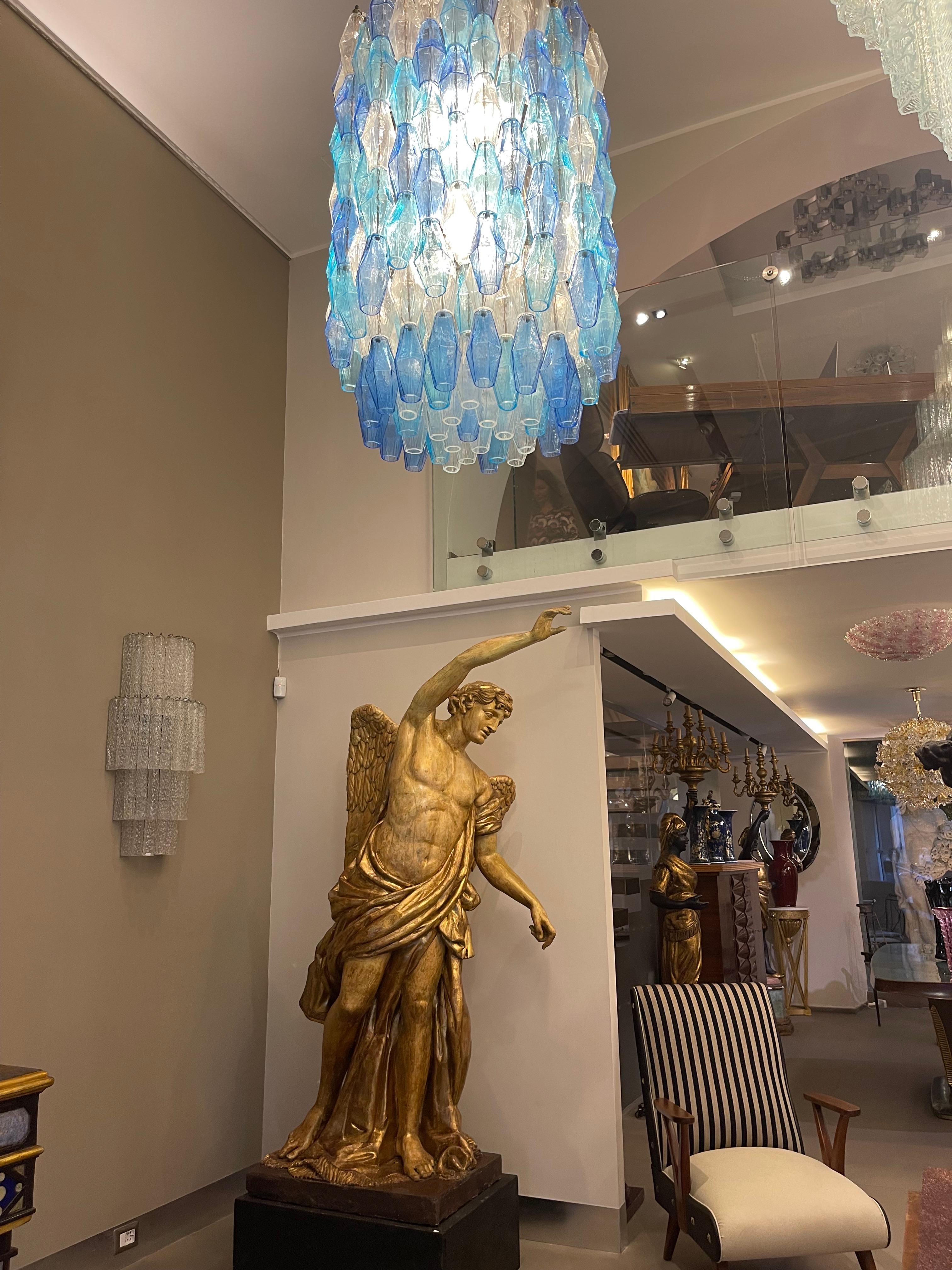 Mid-Century moderno Coppia di maestosi lampadari Poliedri color zaffiro in vetro di Murano in vendita