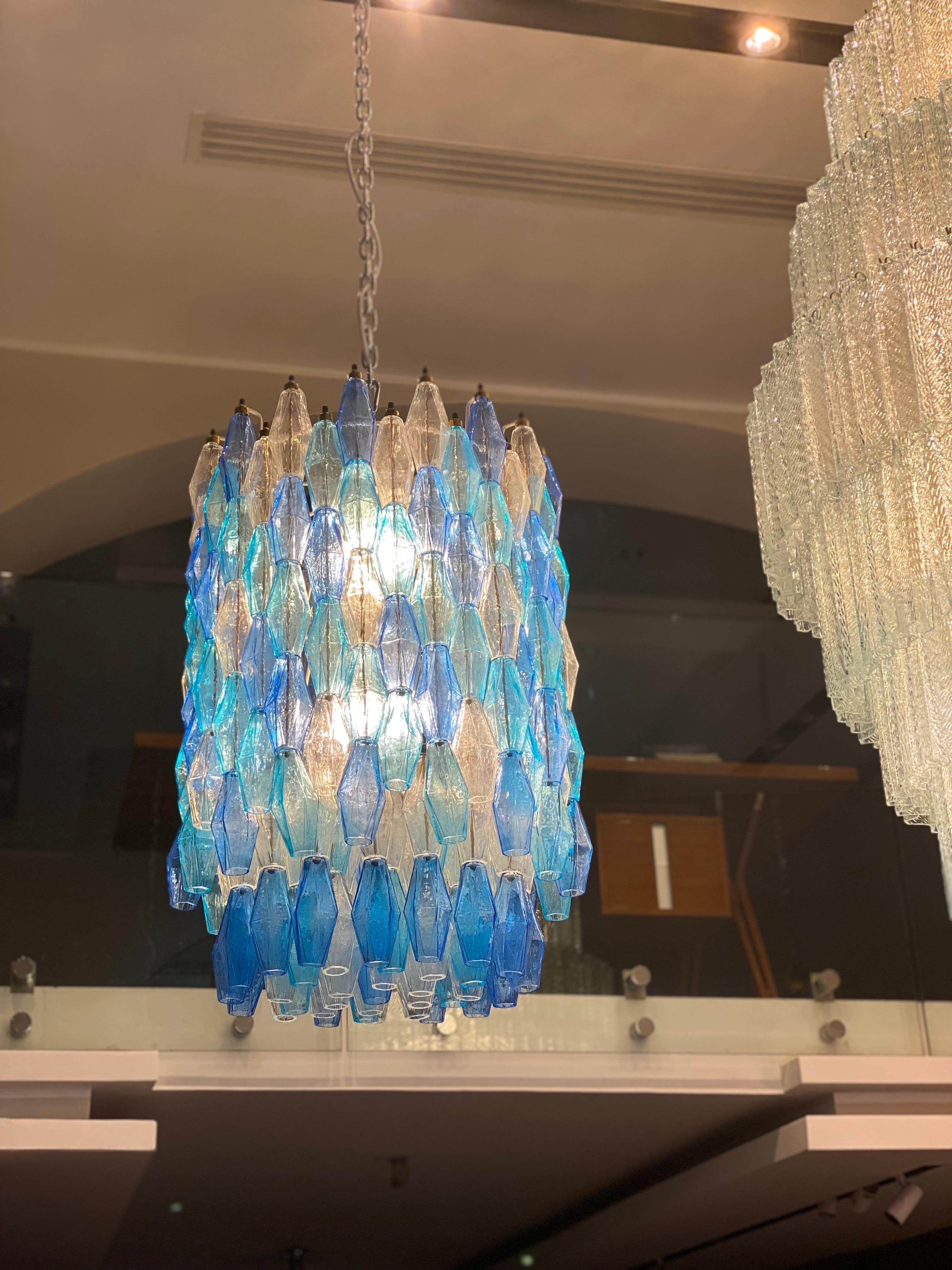 Europeo Coppia di maestosi lampadari Poliedri color zaffiro in vetro di Murano in vendita