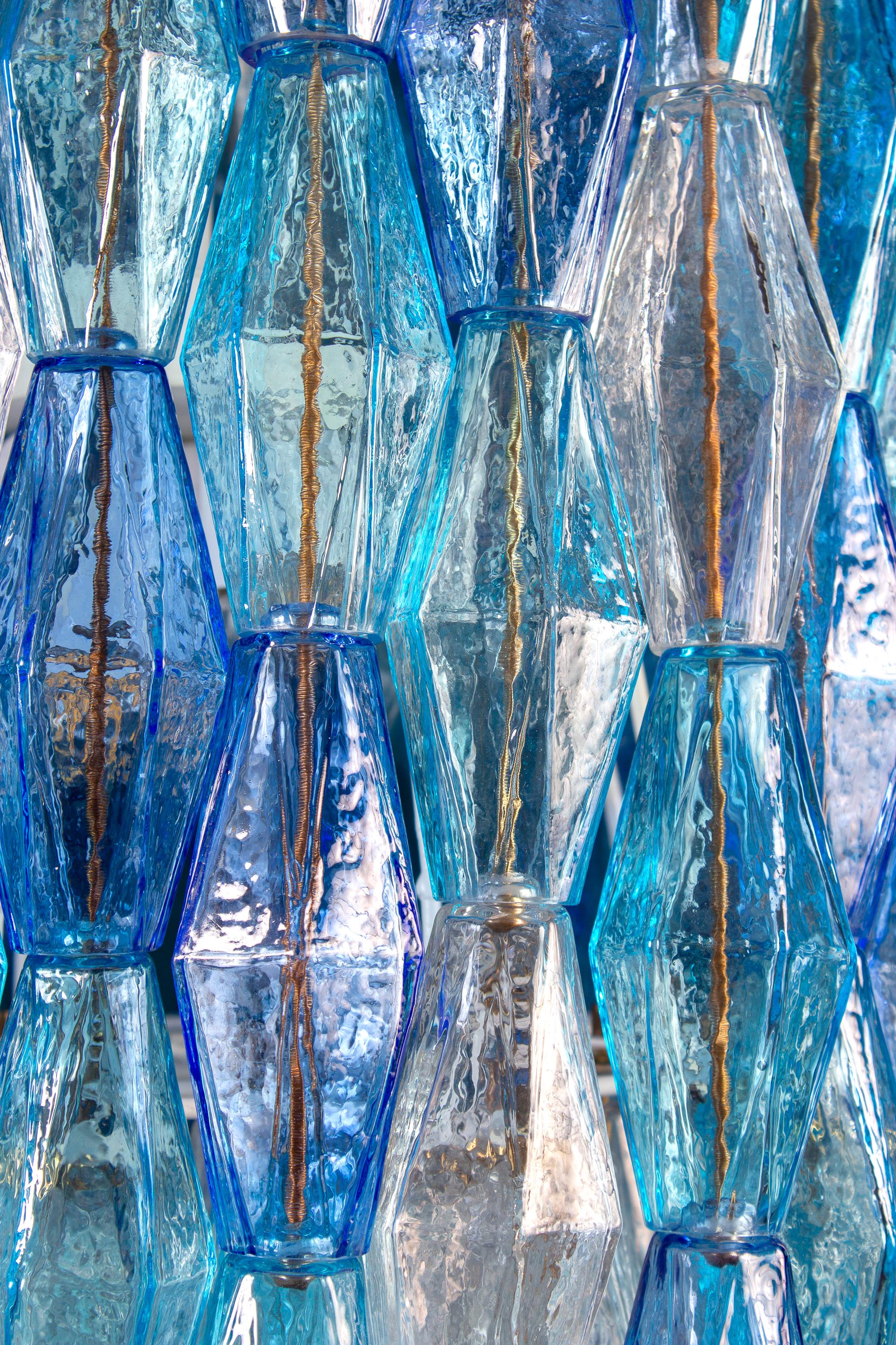 Vetro soffiato Coppia di maestosi lampadari Poliedri color zaffiro in vetro di Murano in vendita