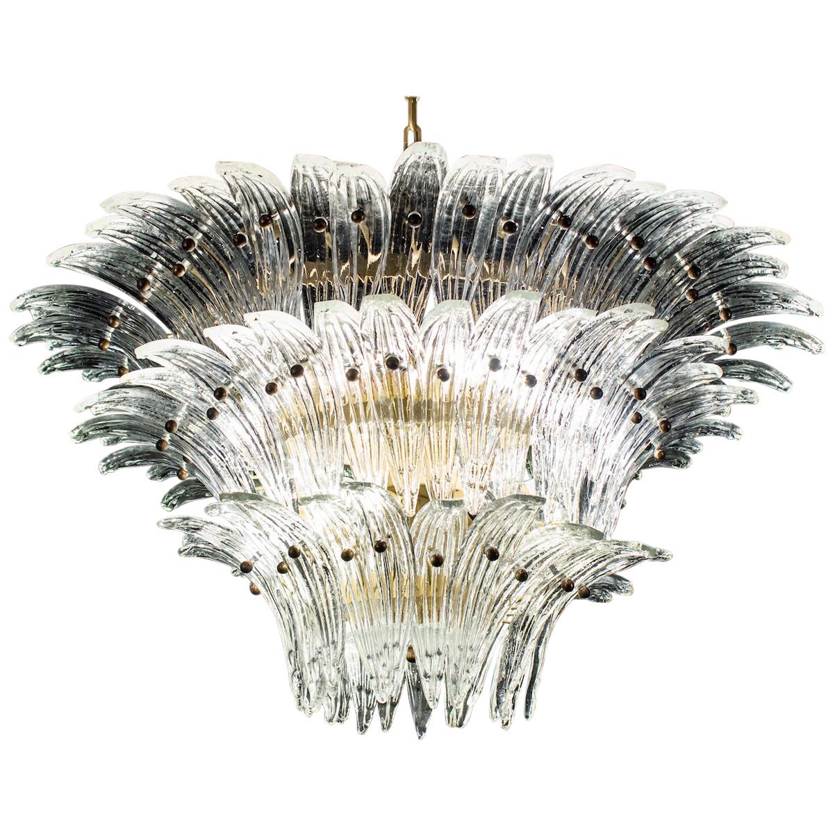 Lussuoso lampadario in vetro di Murano Palmette realizzato con 94 bicchieri di cristallo originali attribuiti a Barovier & Toso.
Struttura in metallo dorato.
Disponibile anche in coppia.
12 lampadine, dimensione E27
Dimensioni: Lampadario 43,30