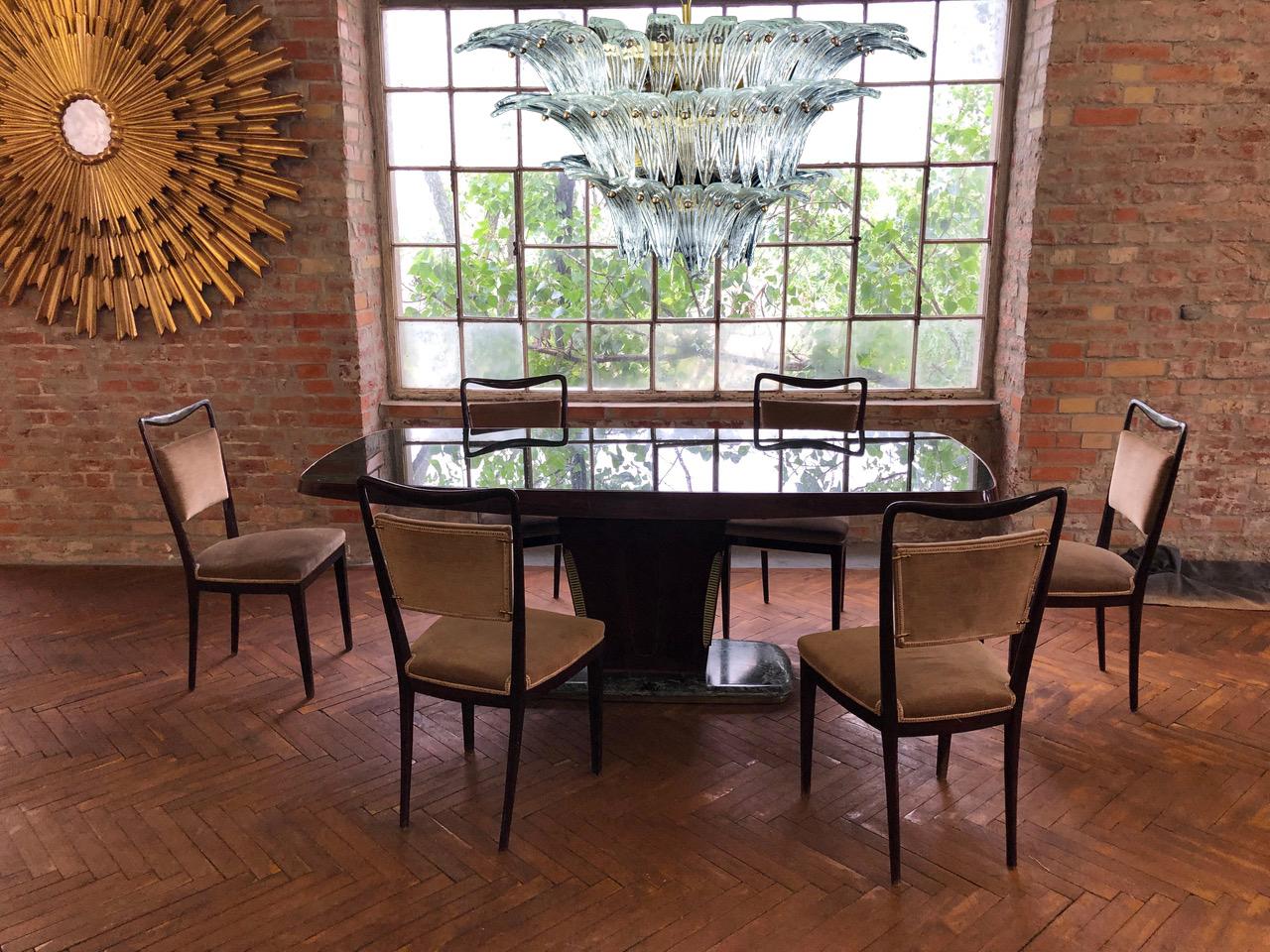 Paire de luxueux lustres en verre de Murano Palmette réalisés avec 94 verres en cristal originaux attribués à Barovier & Toso.
Cadre en métal doré.
Disponible également une paire et une paire d'appliques.
12 ampoules, dimension E27
Dimensions :