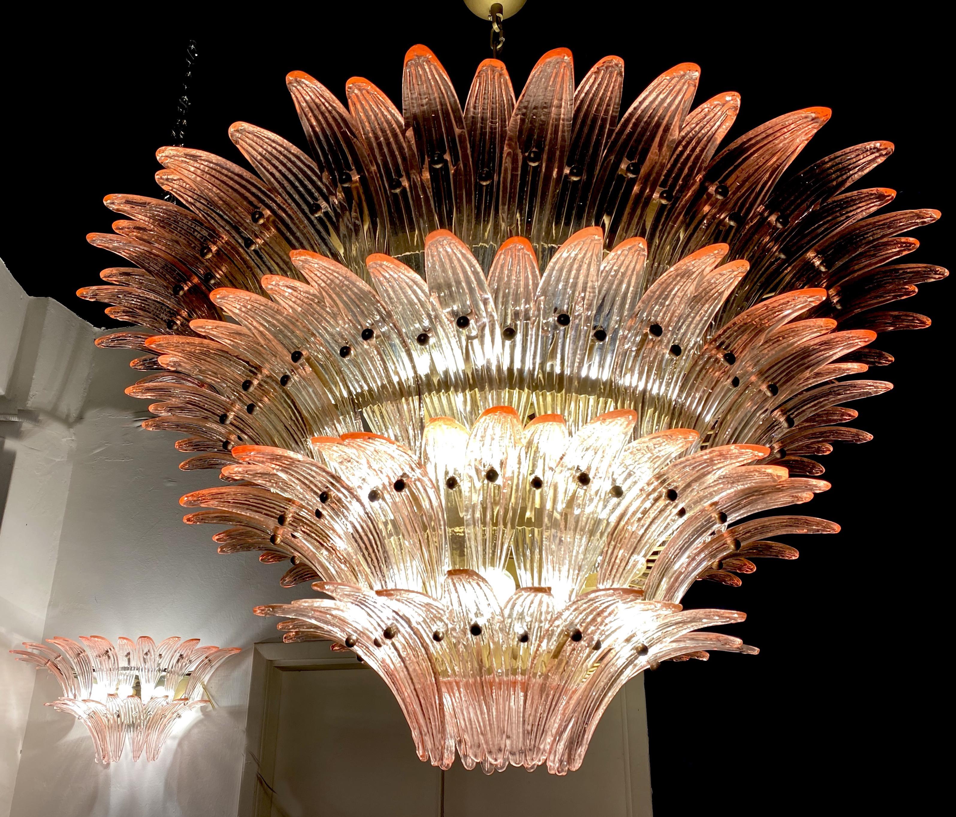 Italiano Coppia di maestosi lampadari a palmetta di Murano rosa in vendita
