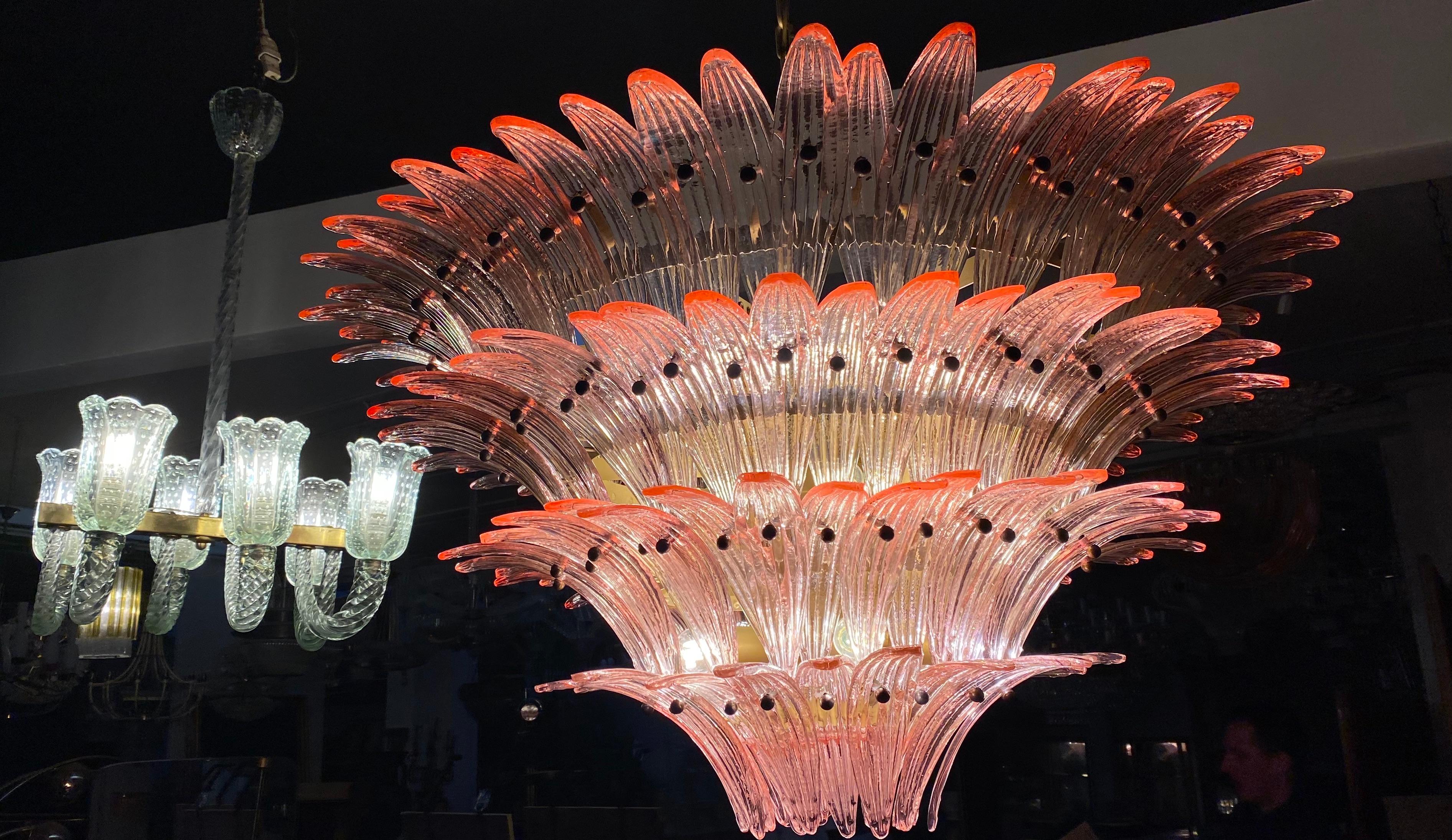 Coppia di maestosi lampadari a palmetta di Murano rosa in vendita 1