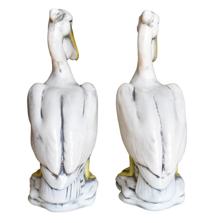 Paar Majolika-Keramik- Pelikanvögel in Gelb, Creme und Schwarz, ein Paar (Hollywood Regency) im Angebot