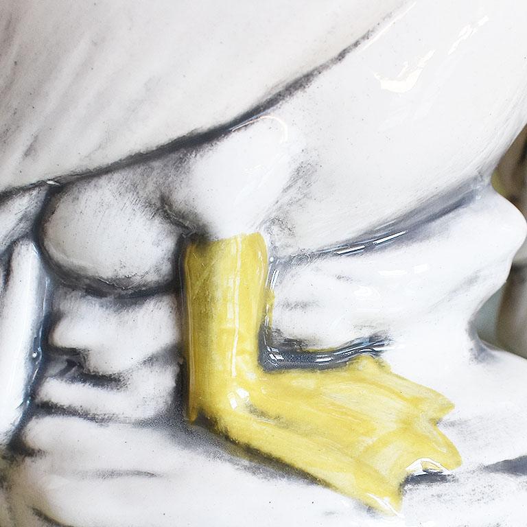 Paar Majolika-Keramik- Pelikanvögel in Gelb, Creme und Schwarz, ein Paar (amerikanisch) im Angebot
