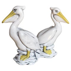 Paire d'oiseaux pélicans en céramique de majolique de couleur jaune crème et noire, une paire