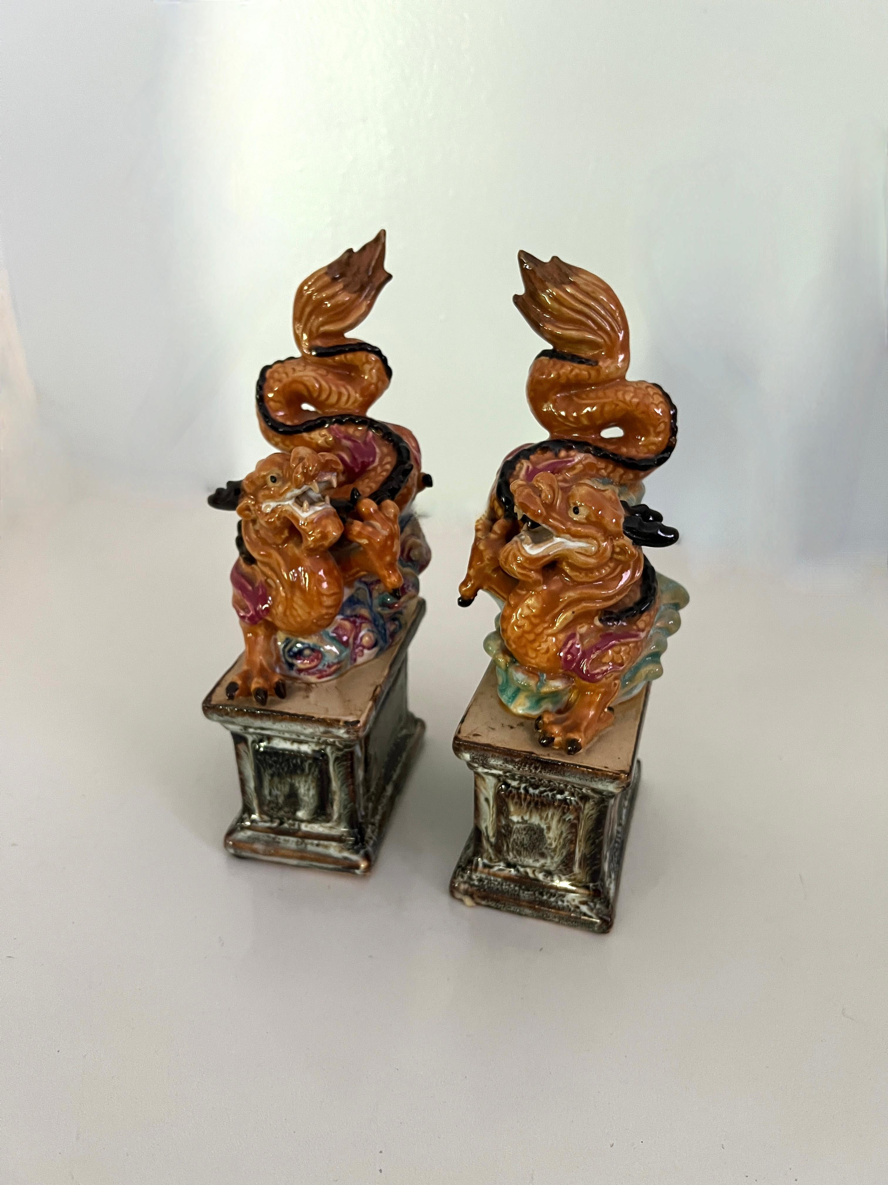 Un hermoso par de sujetalibros de mayólica con forma de perro o dragón.   Las piezas son vibrantes y añaden un aspecto impresionante a una estantería o escritorio.

Un buen tamaño para la mayoría de los libros y un complemento para estanterías o