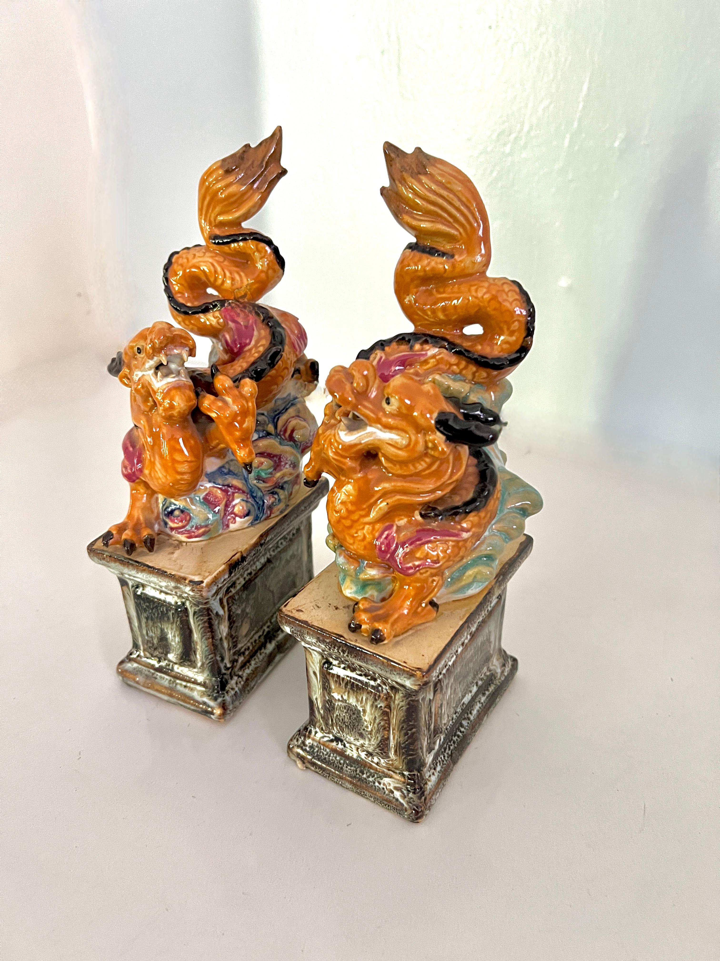 Pareja de sujetalibros de mayólica Foo Dog Dragon Moderno de mediados de siglo en venta