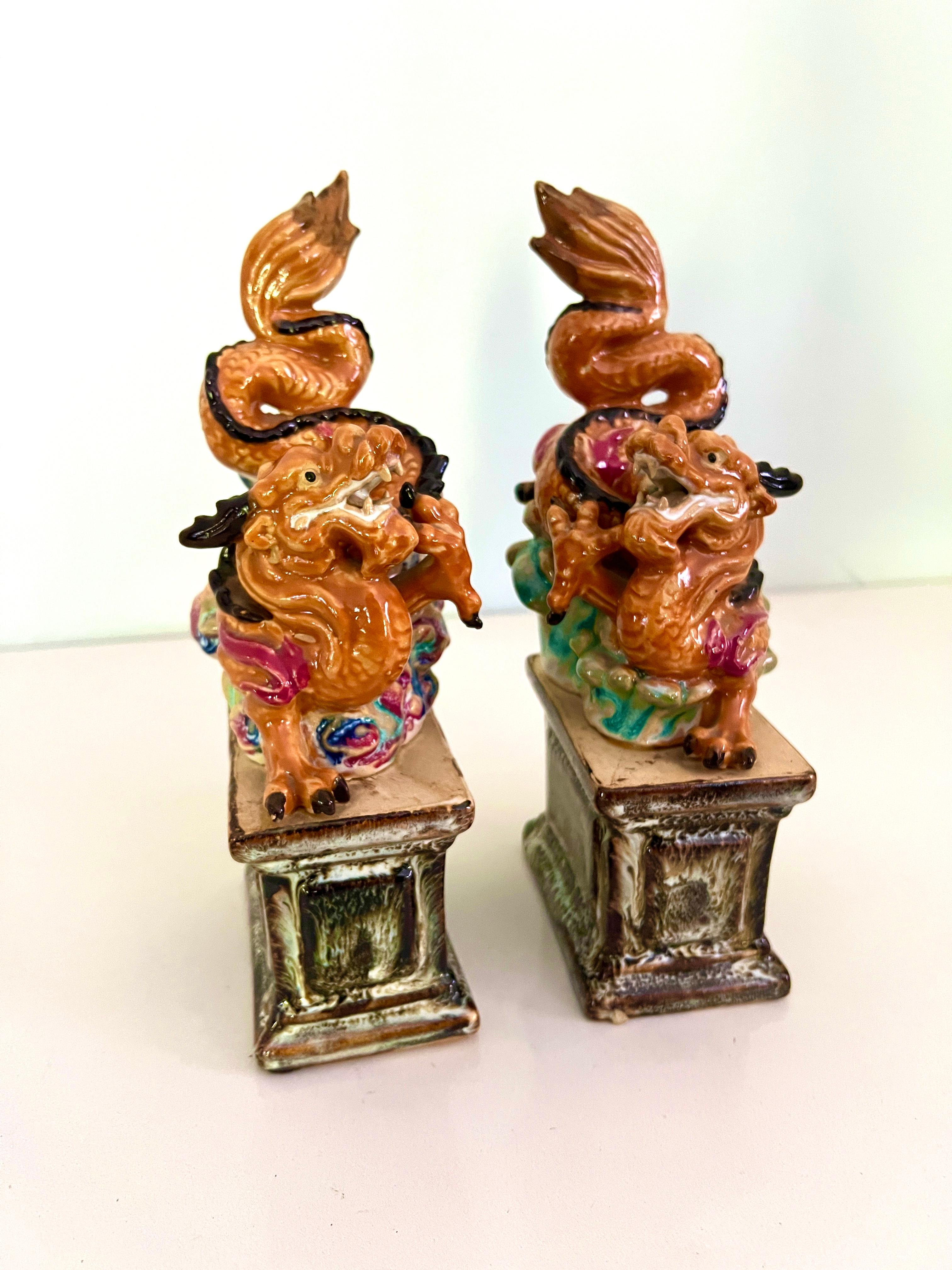 Pareja de sujetalibros de mayólica Foo Dog Dragon Asiático en venta