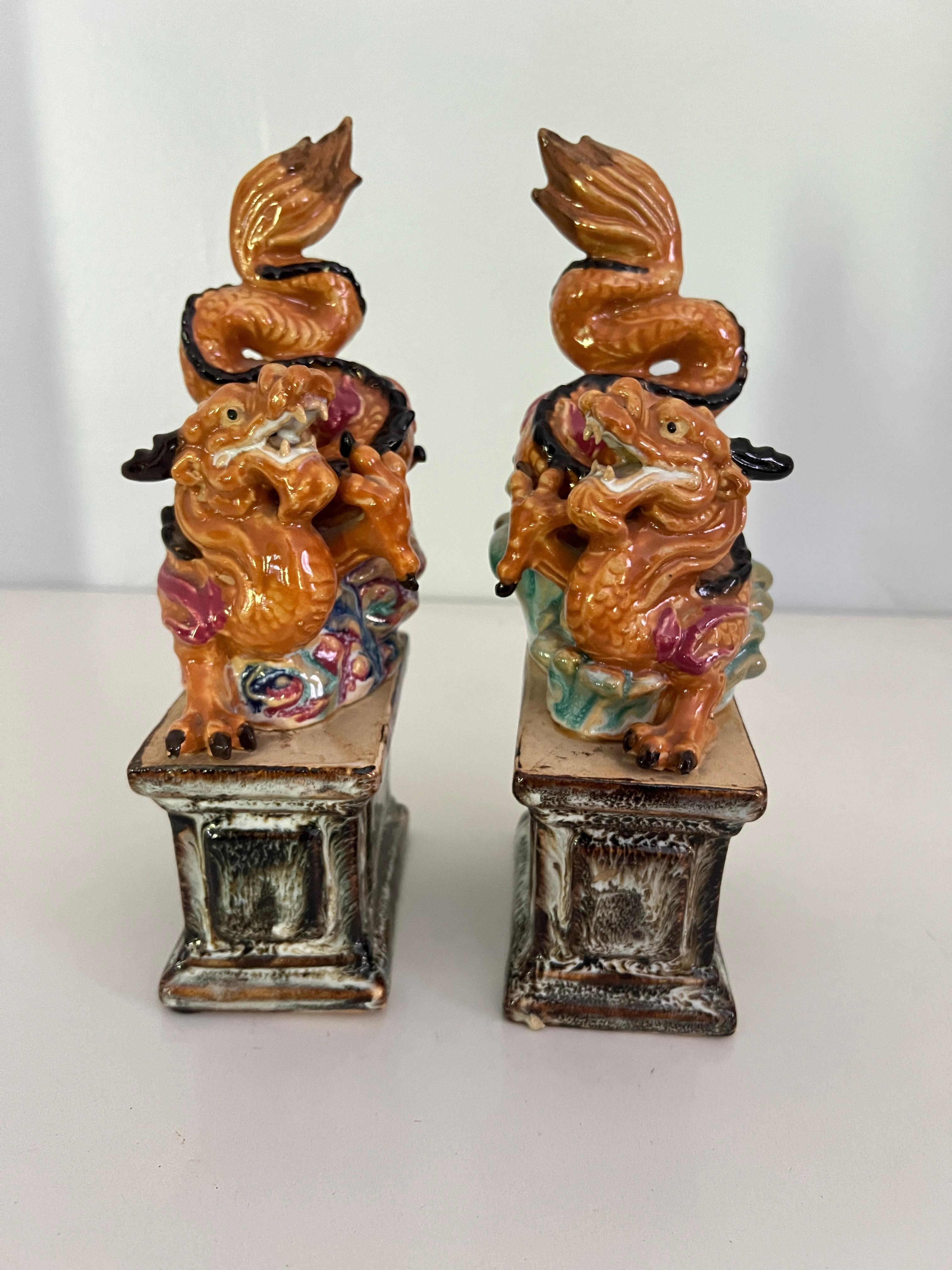 Pareja de sujetalibros de mayólica Foo Dog Dragon Pulido en venta