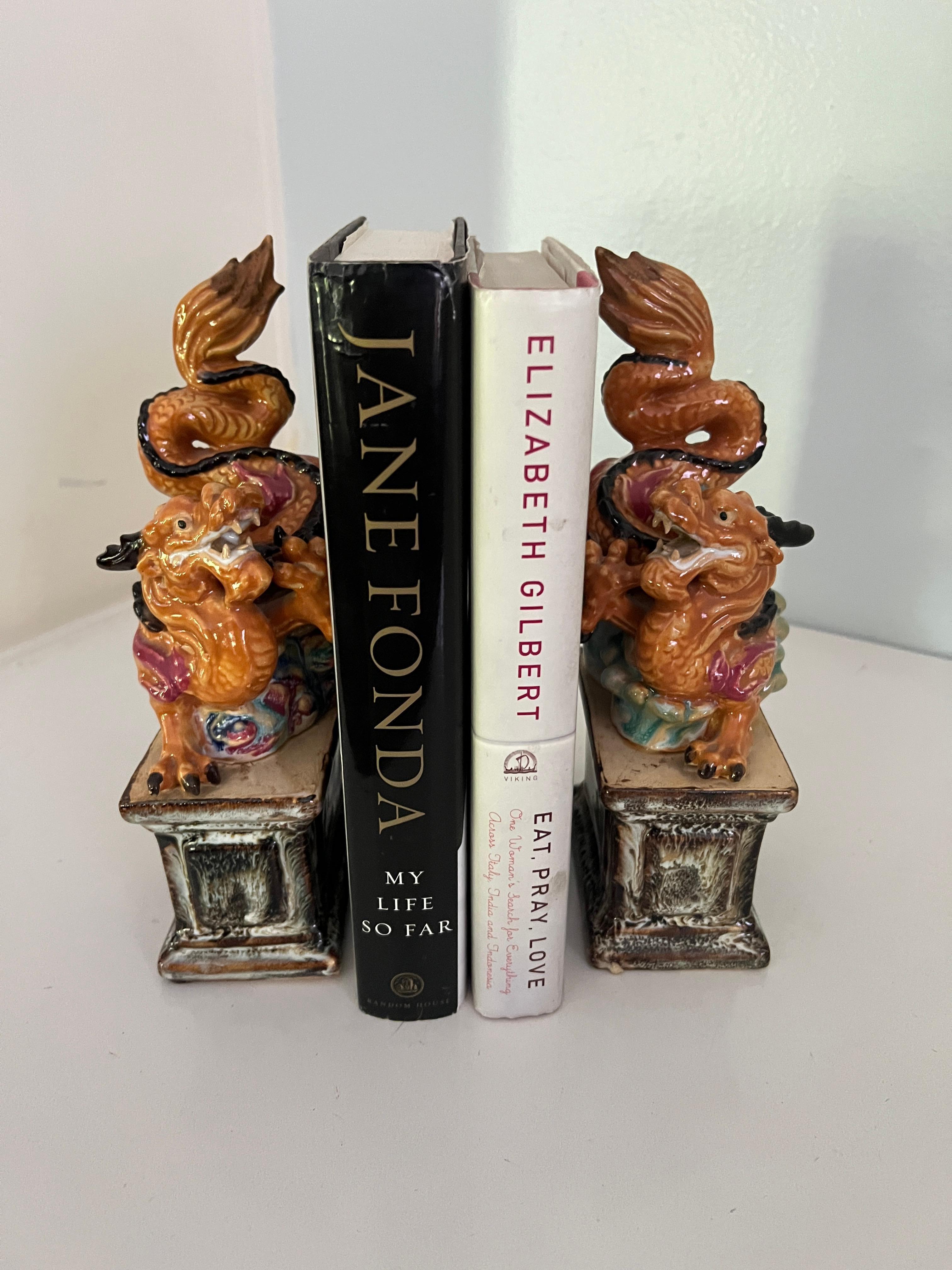 Pareja de sujetalibros de mayólica Foo Dog Dragon en Bueno estado para la venta en Los Angeles, CA