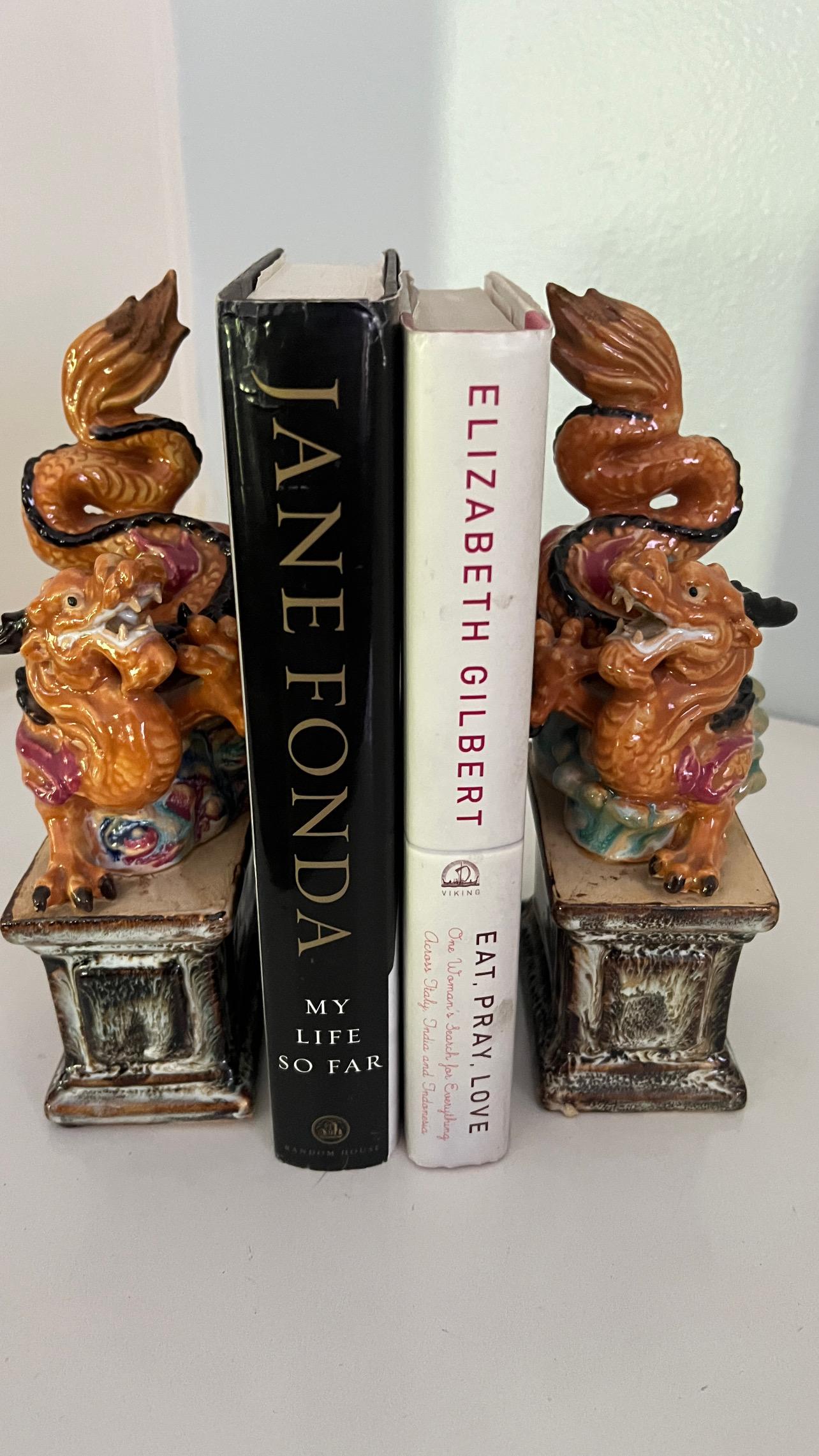 Pareja de sujetalibros de mayólica Foo Dog Dragon siglo XX en venta