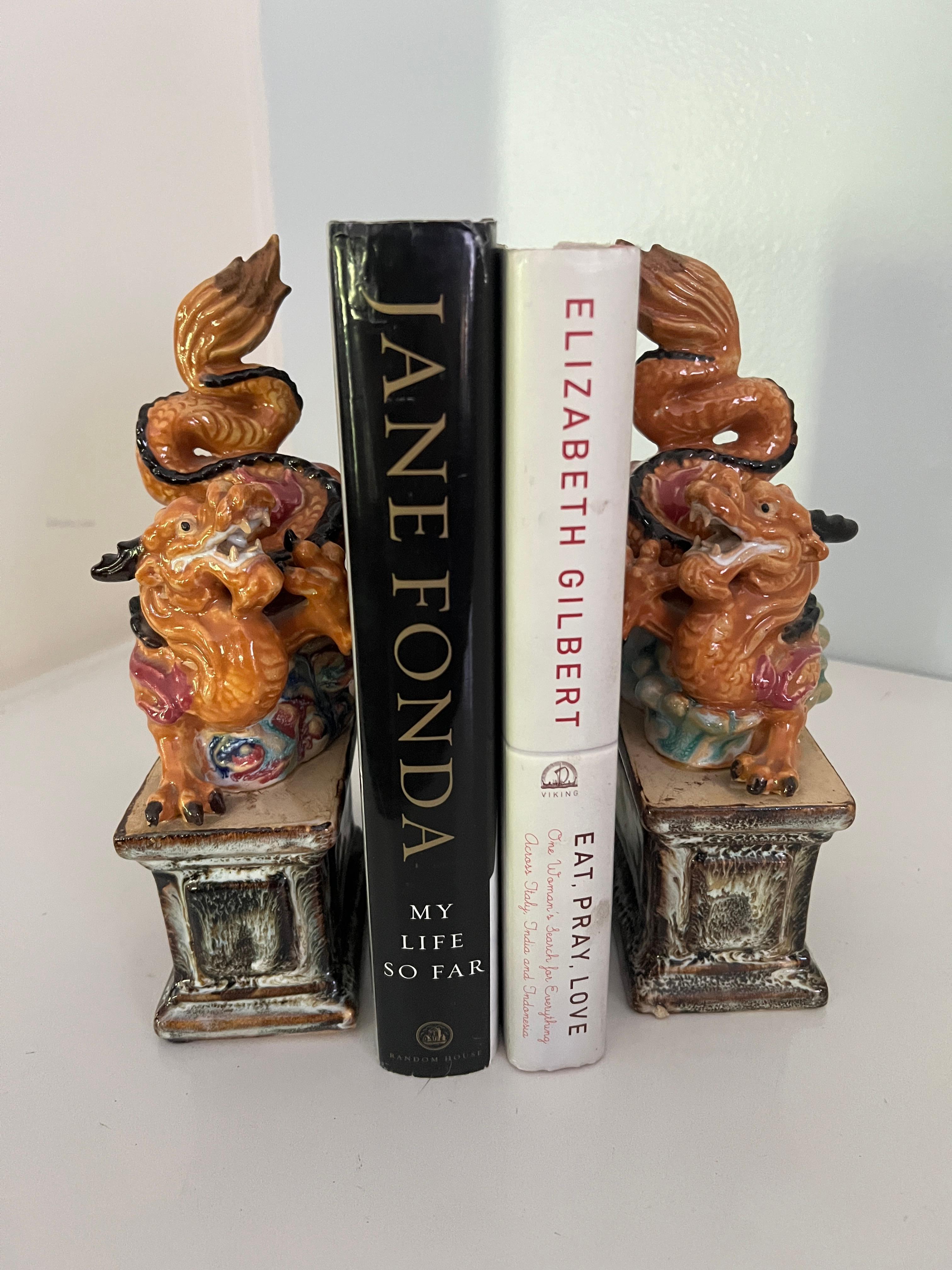 Pareja de sujetalibros de mayólica Foo Dog Dragon Cerámico en venta