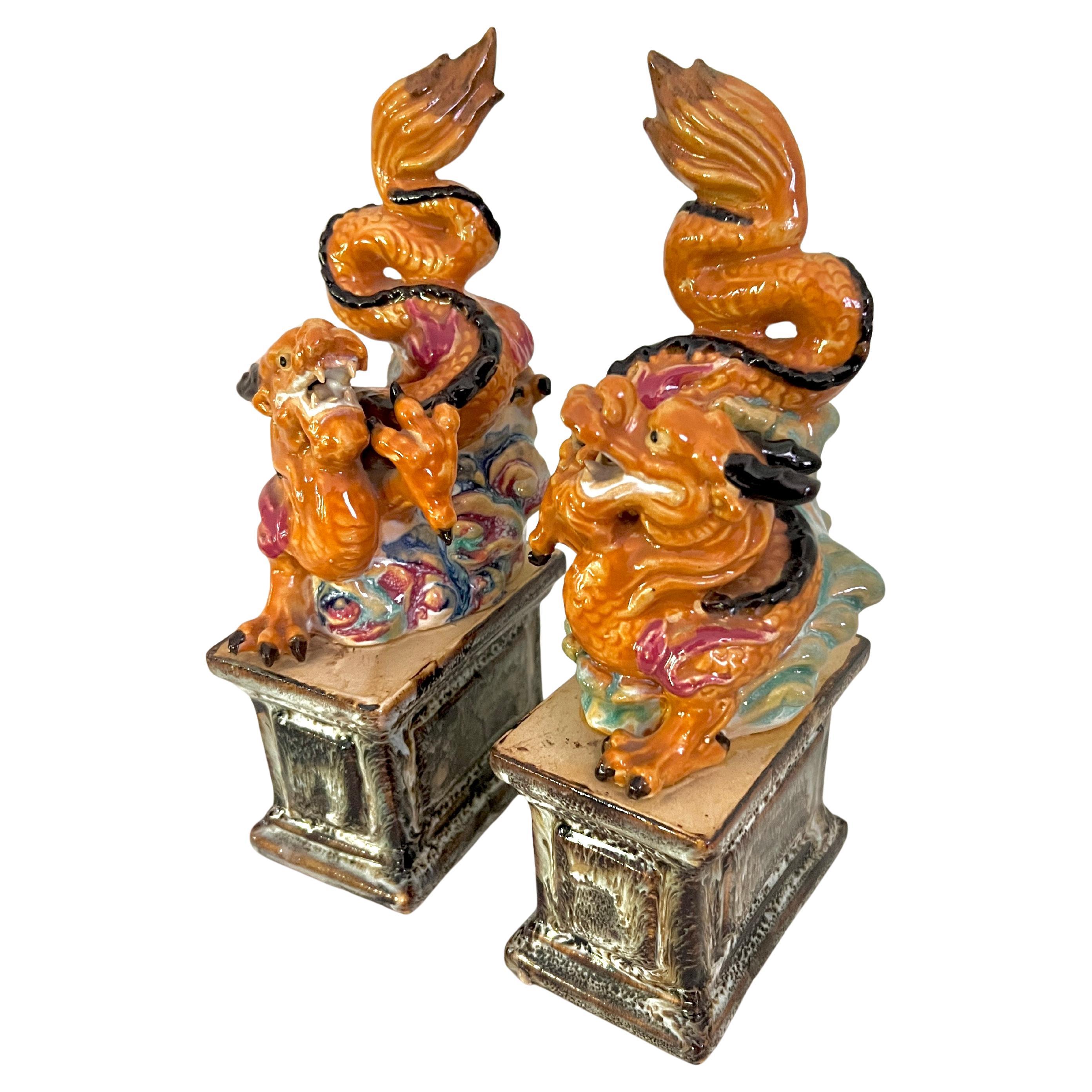 Pareja de sujetalibros de mayólica Foo Dog Dragon en venta