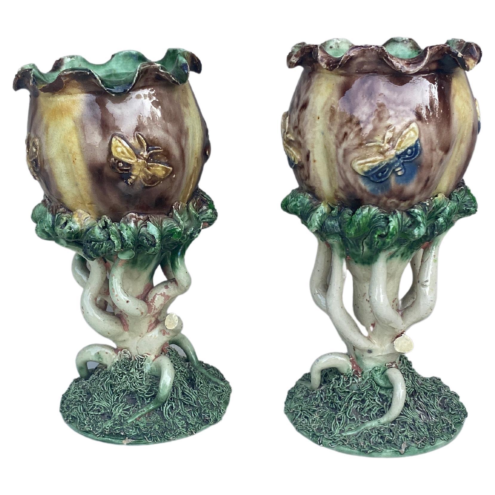 Paire de vases Palissy en majolique avec papillons de Thomas Sergent, datant d'environ 1880 en vente