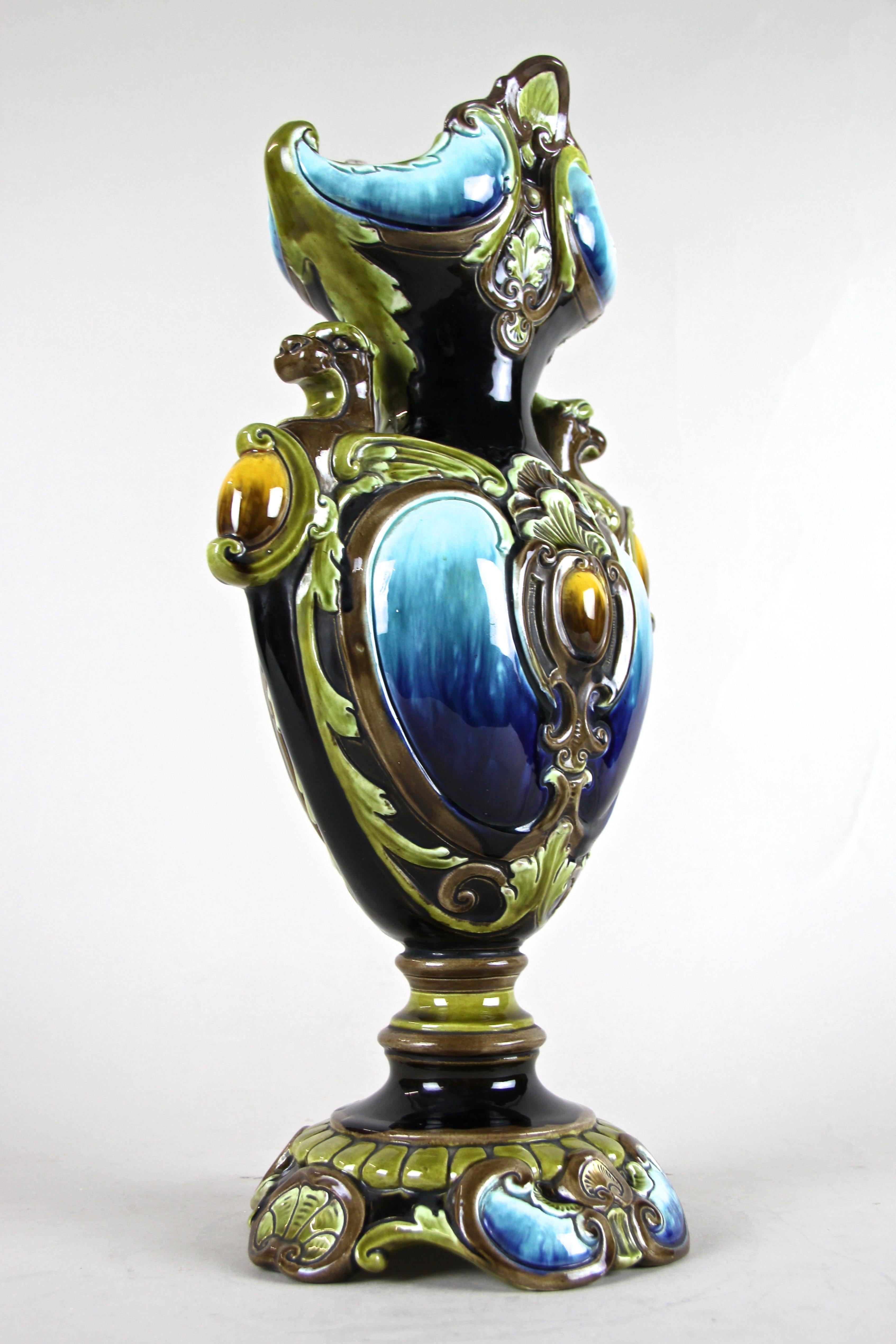 Beeindruckendes Paar Majolika-Vasen von Julius Dressler, um 1885. Diese großen Vasen im Amphoren-Stil bestechen durch das ungewöhnliche Design und die wunderbare Farbgebung.
Blau-, Grün- und Brauntöne waren perfekt in die fantastische Form