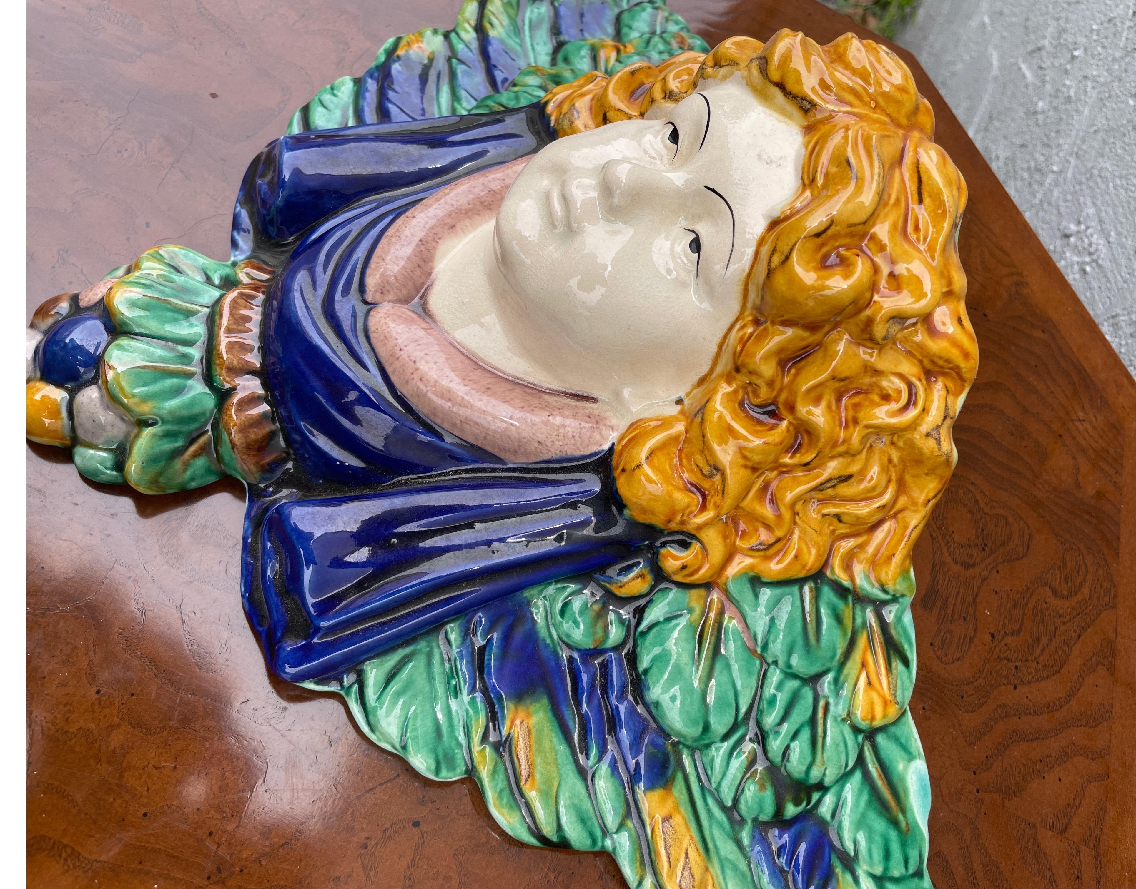 Coppia di mensole da parete con angeli alati in maiolica in vendita 5
