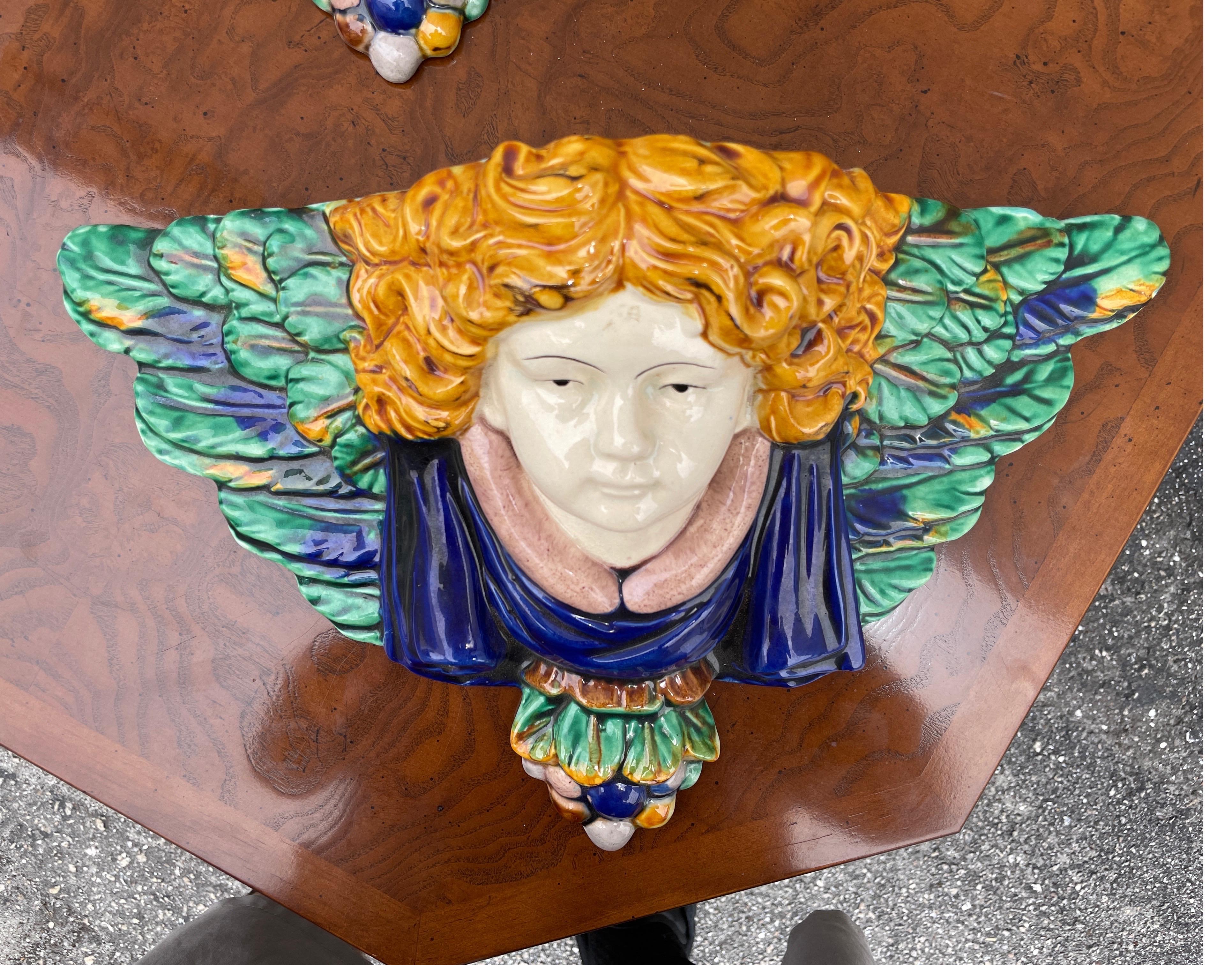 Coppia di mensole da parete con angeli alati in maiolica In condizioni buone in vendita a West Palm Beach, FL