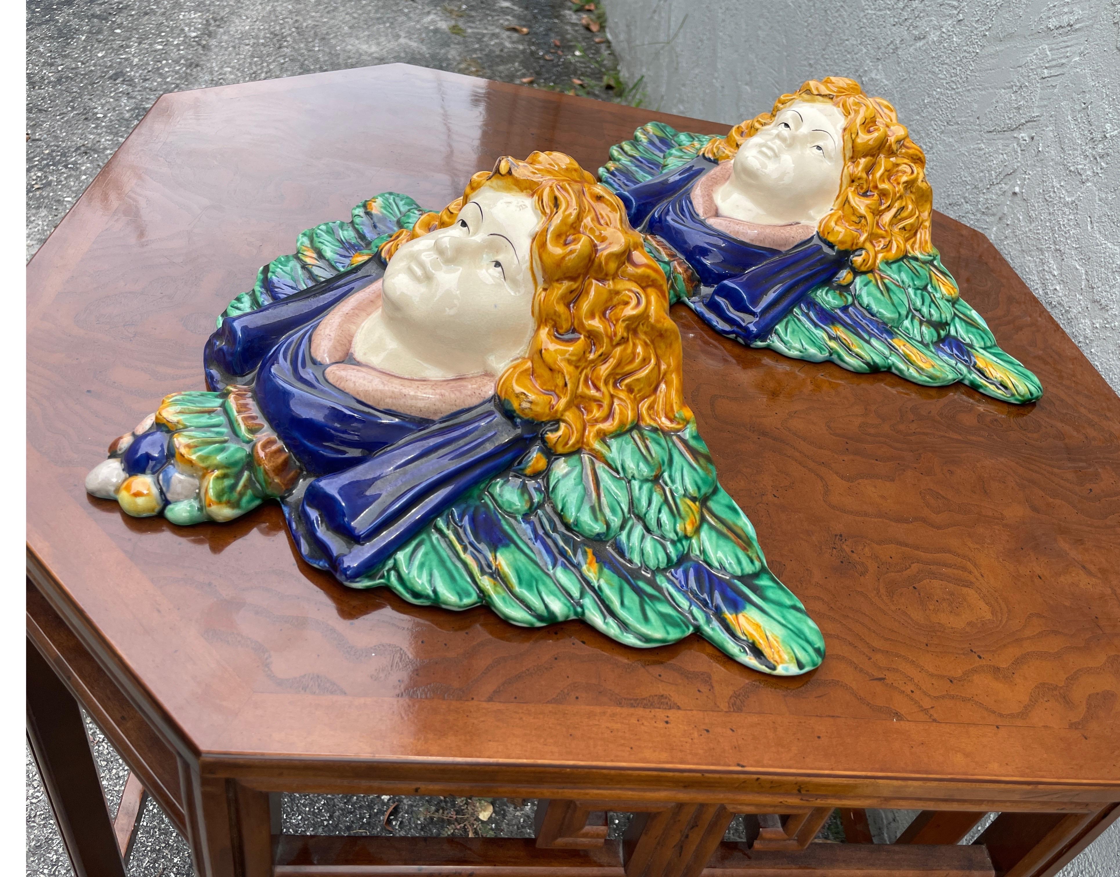 Coppia di mensole da parete con angeli alati in maiolica in vendita 2