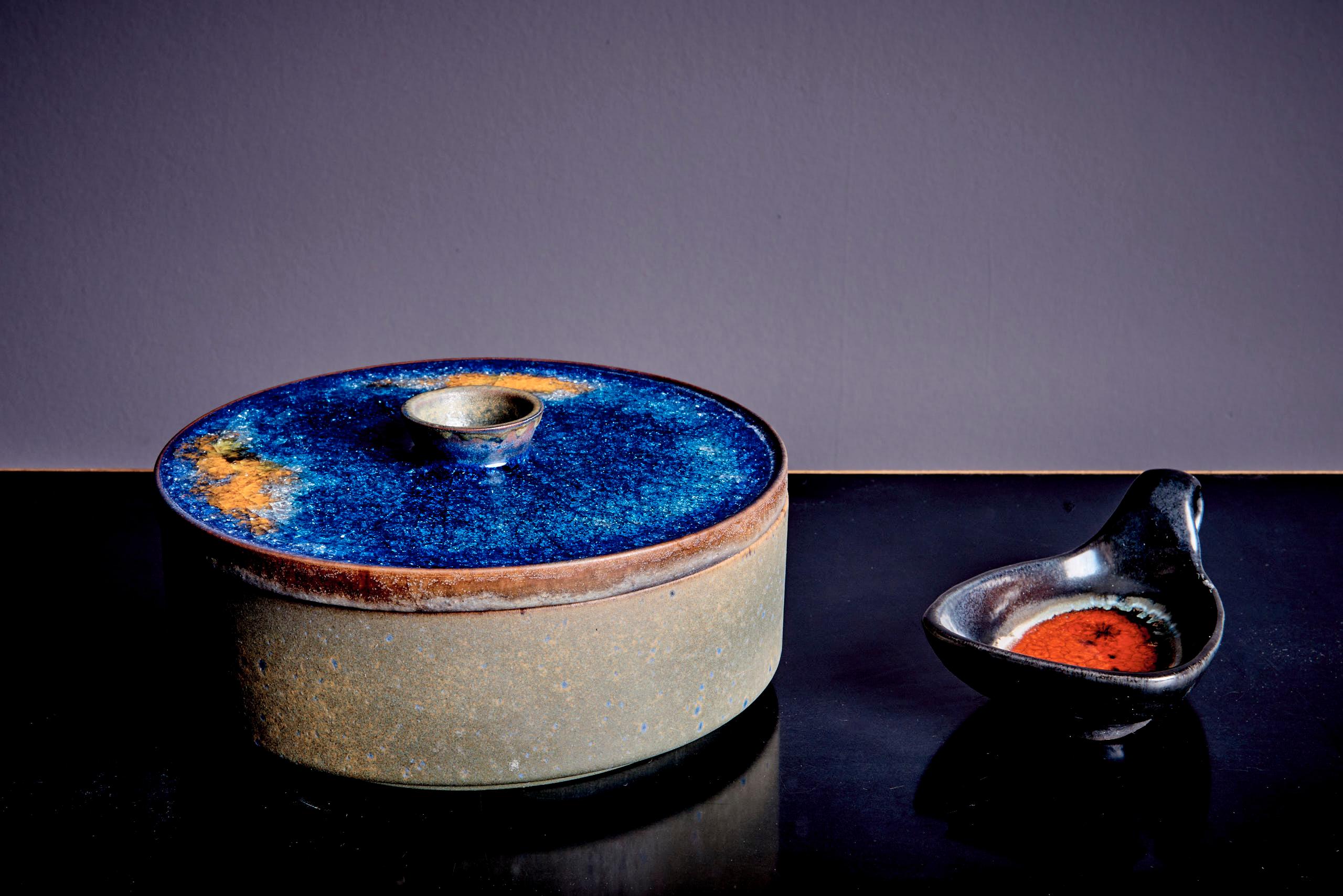 Pair of Majolika-Karlsruhe with melted glass tops In Good Condition For Sale In Berlin, DE