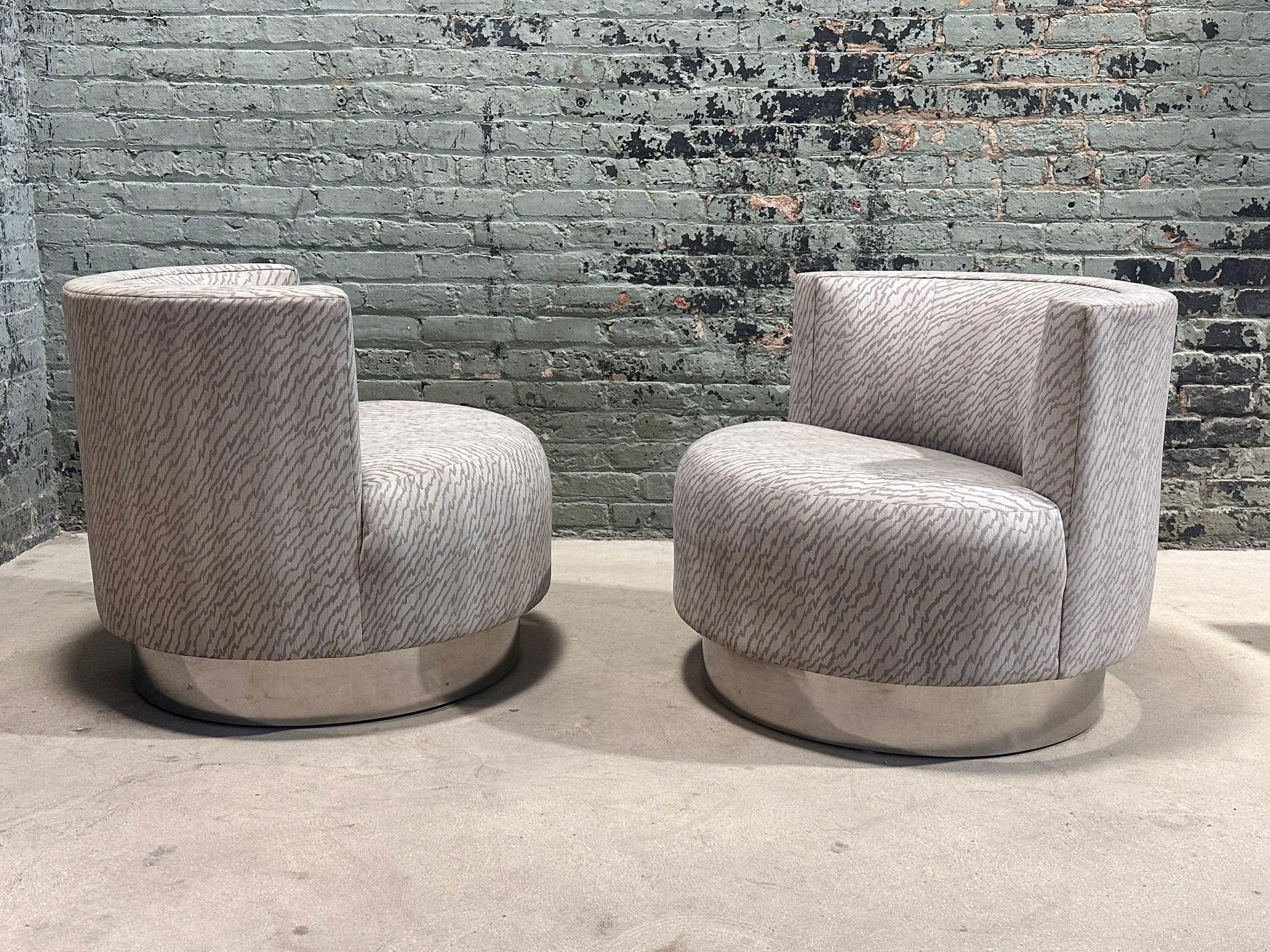 Tissu d'ameublement Paire de chaises pivotantes de style Mala, d'après Franco Fraschini, 1970 en vente