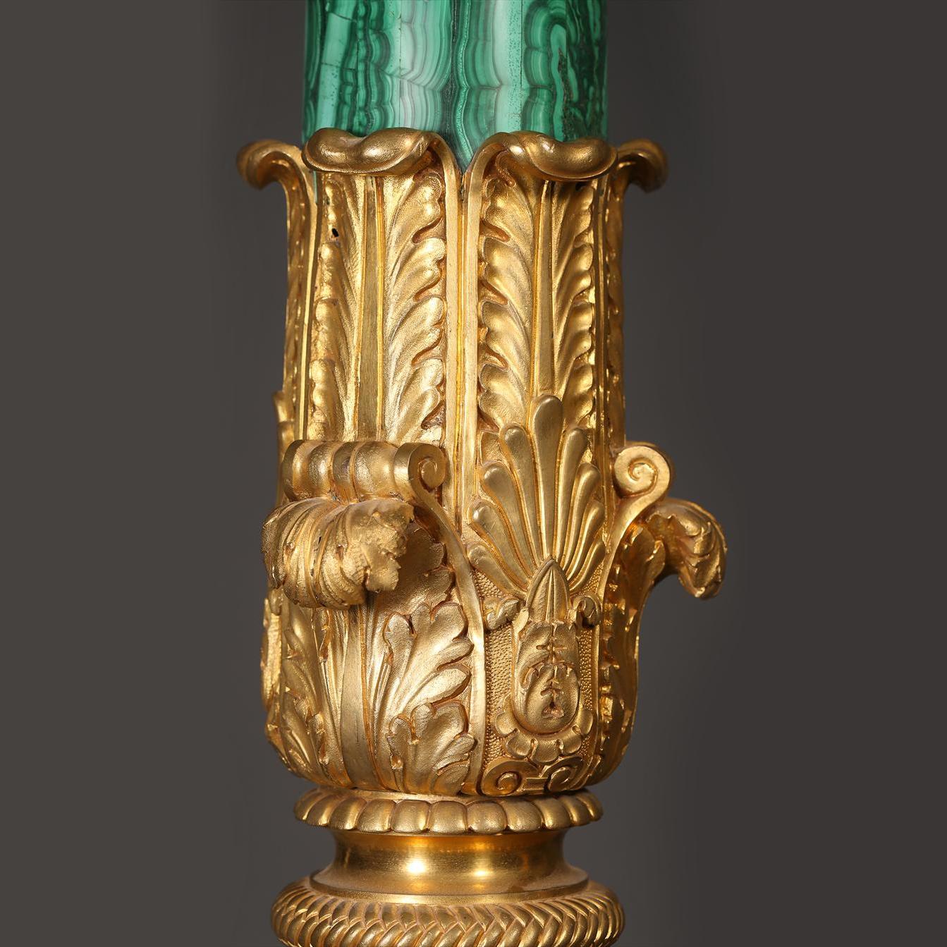 Francese Coppia di torchere in malachite e ormolu di Pierre-Philippe Thomire in vendita