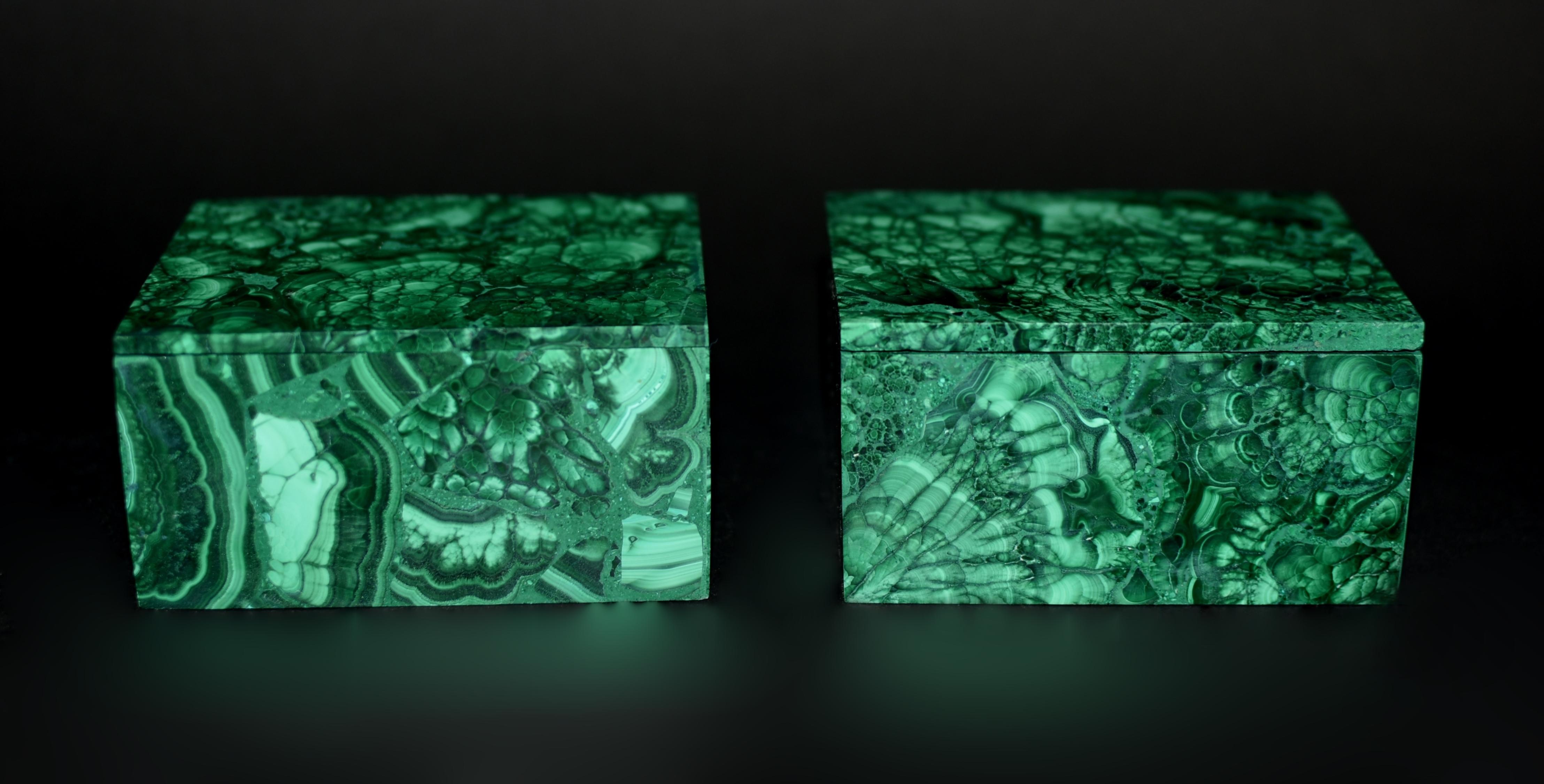 Une paire de magnifiques boîtes en malachite de grade AAA avec un fantastique motif de queue de dinde. La malachite va du vert clair au vert foncé, les plus recherchées présentant des anneaux concentriques et des tourbillons. Cette paire
