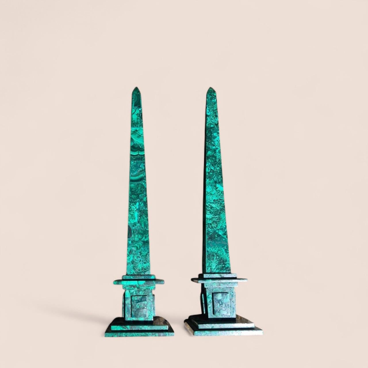 Malachite Paire d'obélisques en malachite, 20e siècle en vente