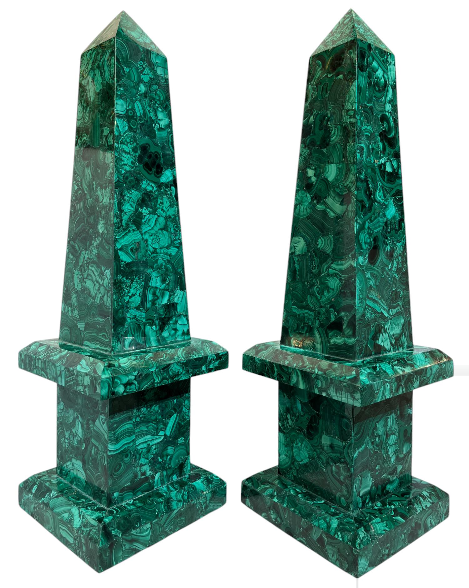 Grande et impressionnante paire d'obélisques en malachite

20ème siècle 

Dimensions : 28