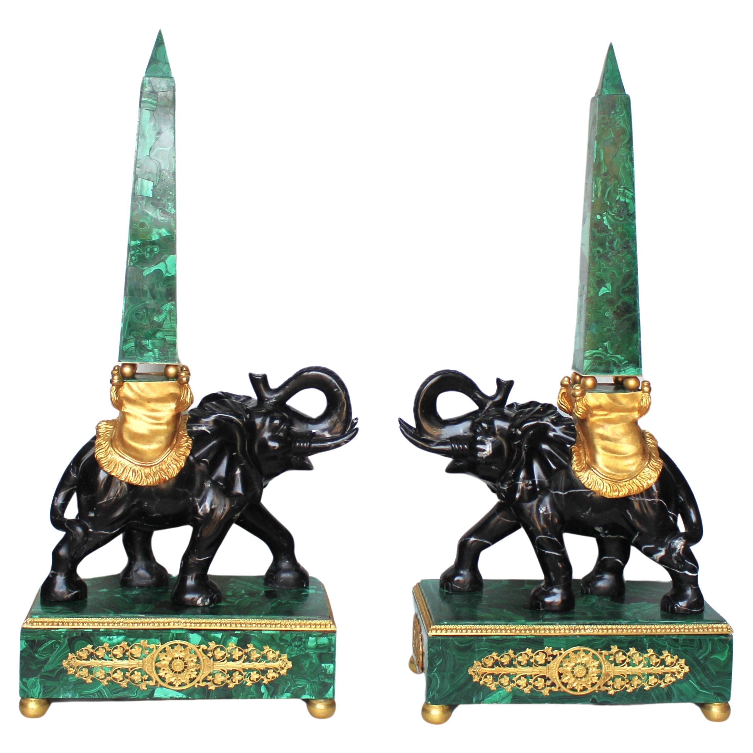 XX secolo Coppia di obelischi in malachite in vendita