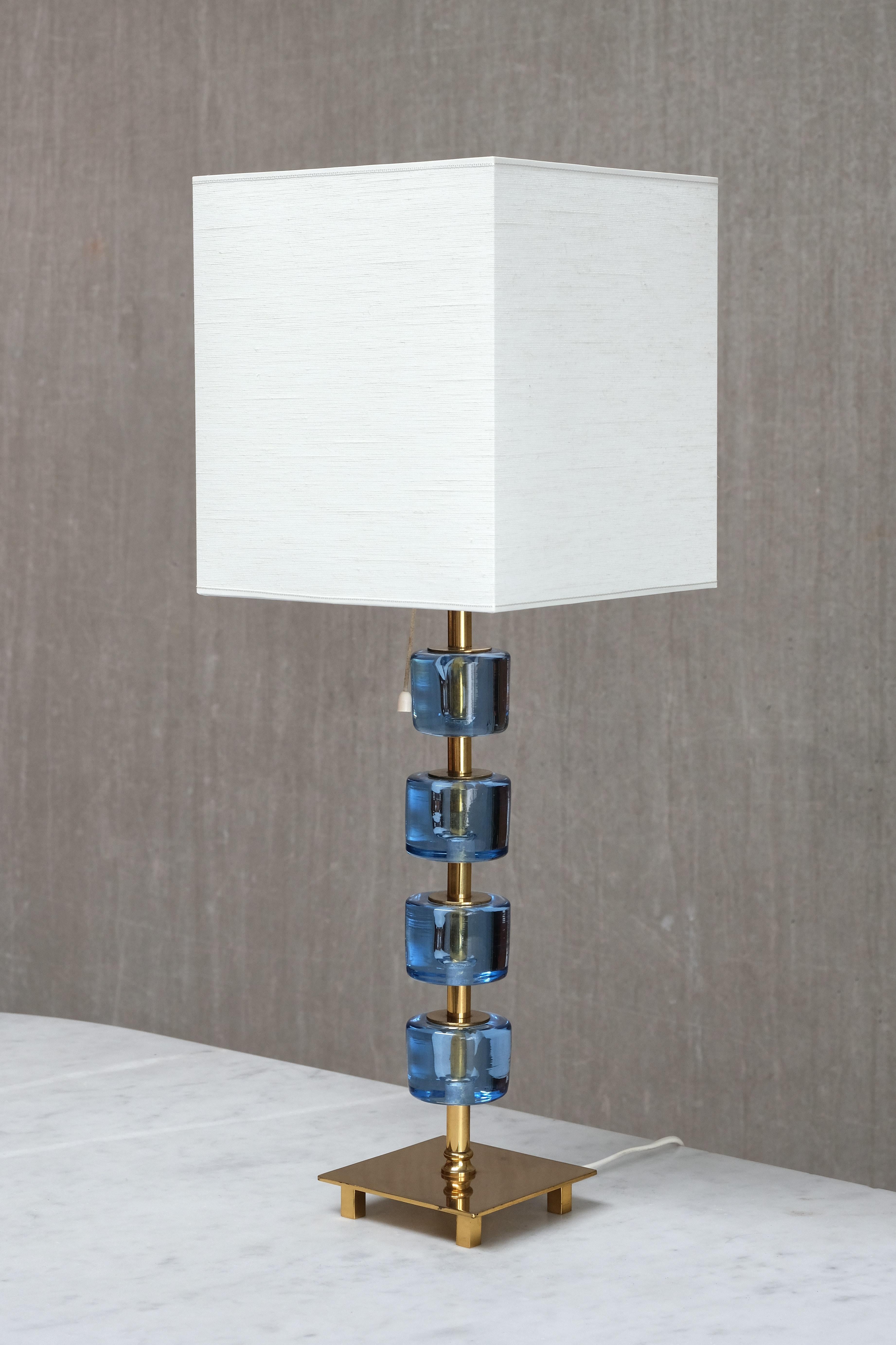 Coppia di lampade da tavolo Malmö Metallvarufabrik in ottone e vetro blu, Svezia, anni '50 in vendita 3