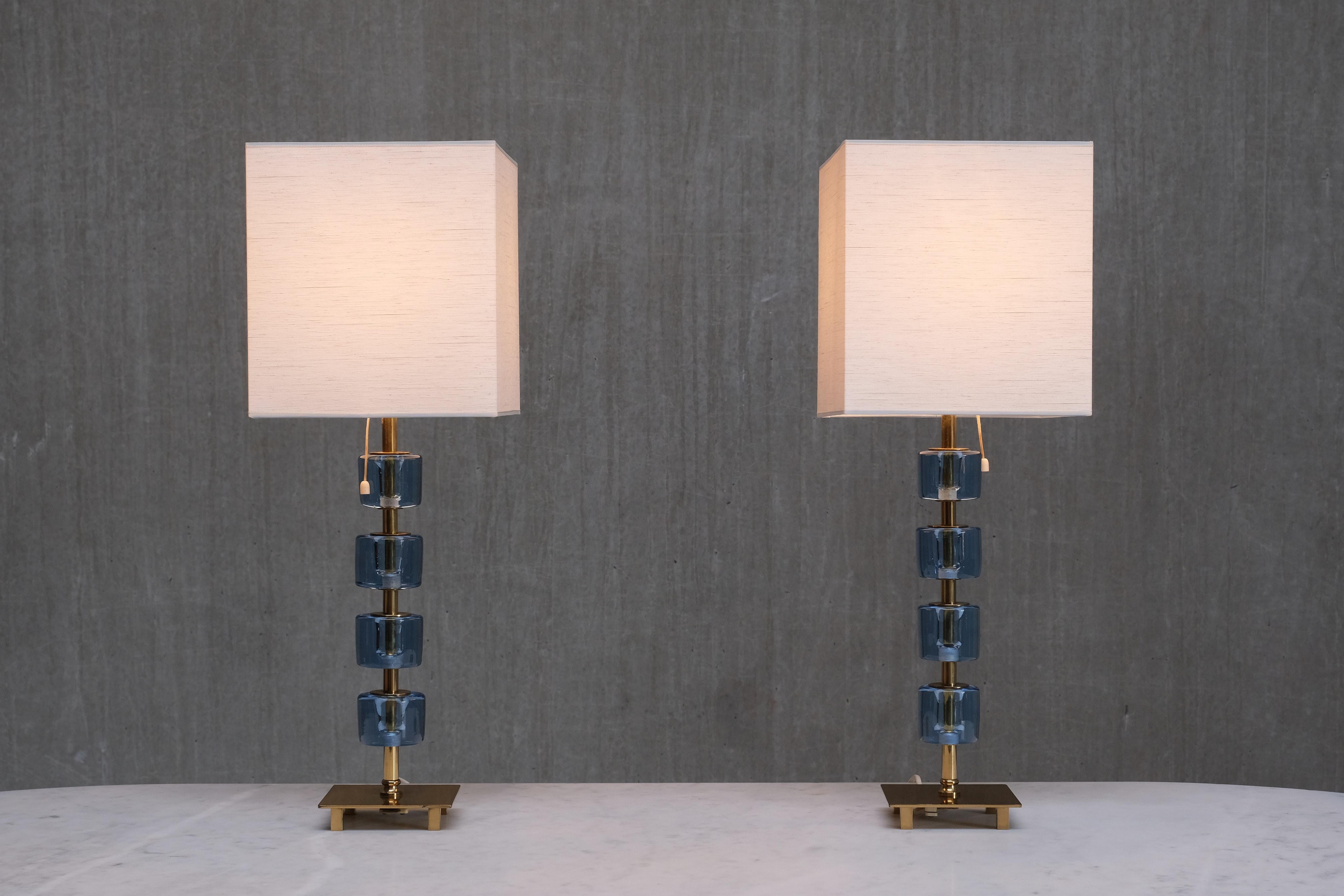 Coppia di lampade da tavolo Malmö Metallvarufabrik in ottone e vetro blu, Svezia, anni '50 in vendita 5