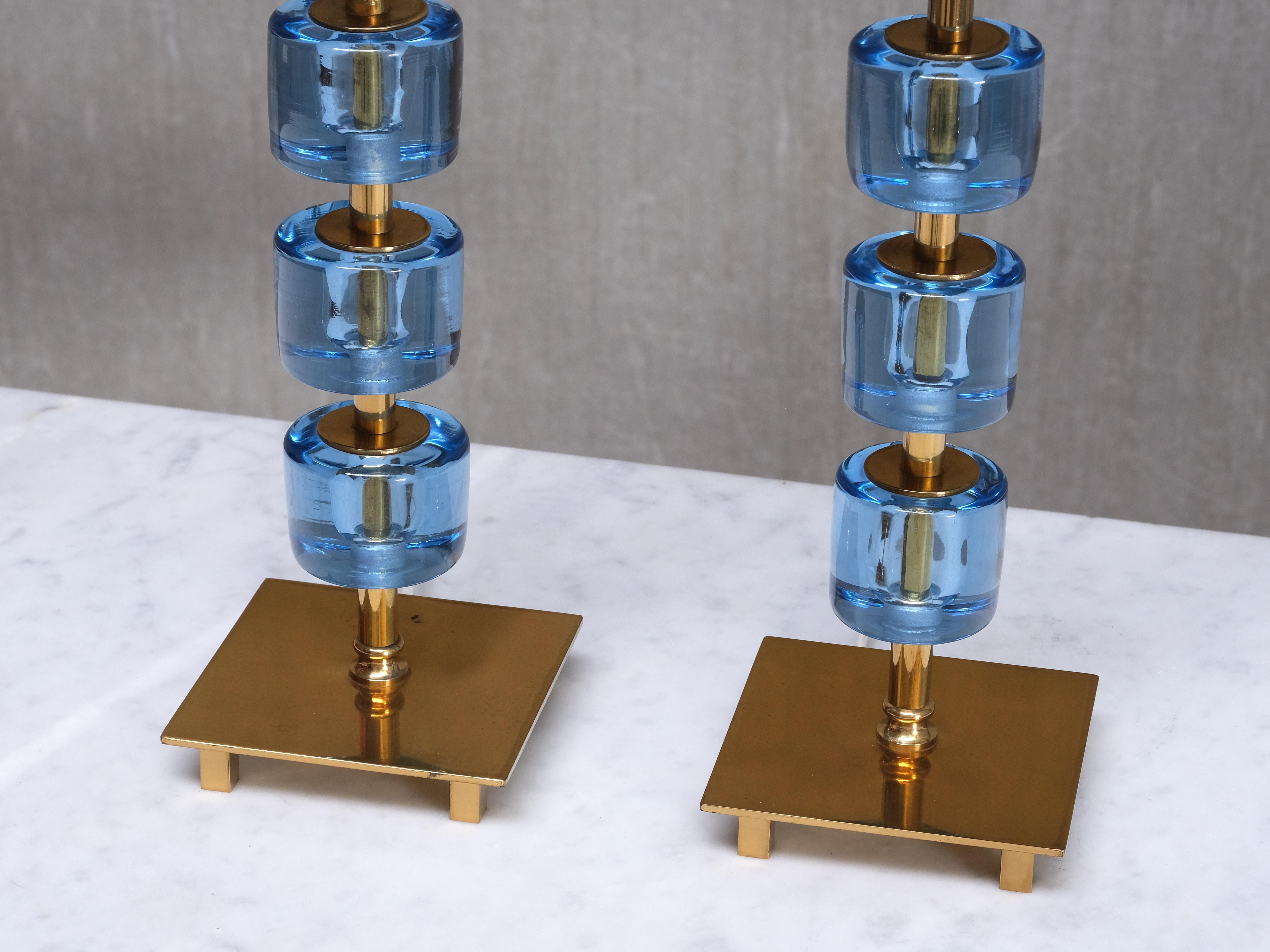 Coppia di lampade da tavolo Malmö Metallvarufabrik in ottone e vetro blu, Svezia, anni '50 in vendita 6