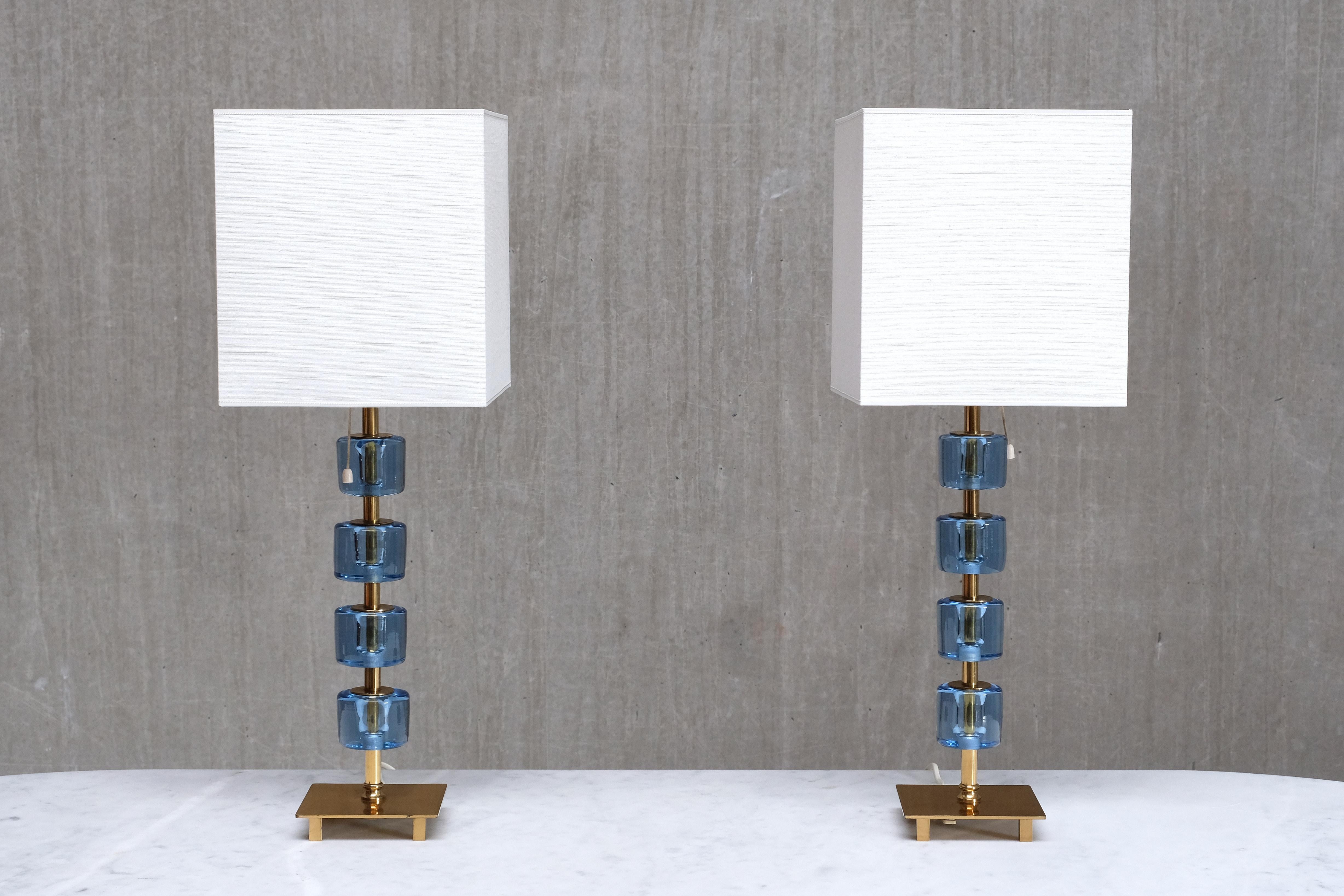 Coppia di lampade da tavolo Malmö Metallvarufabrik in ottone e vetro blu, Svezia, anni '50 in vendita 7