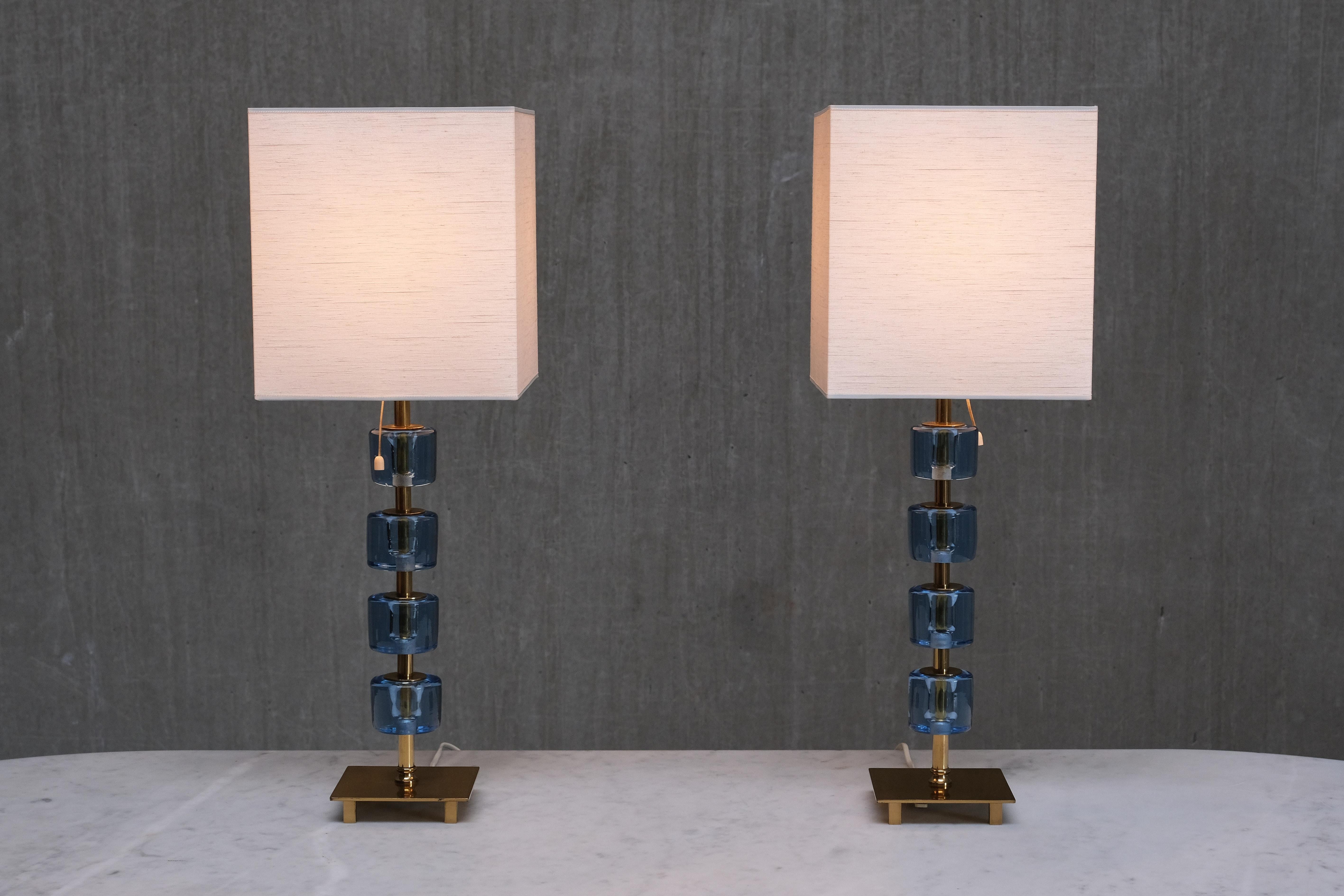 Scandinavo moderno Coppia di lampade da tavolo Malmö Metallvarufabrik in ottone e vetro blu, Svezia, anni '50 in vendita