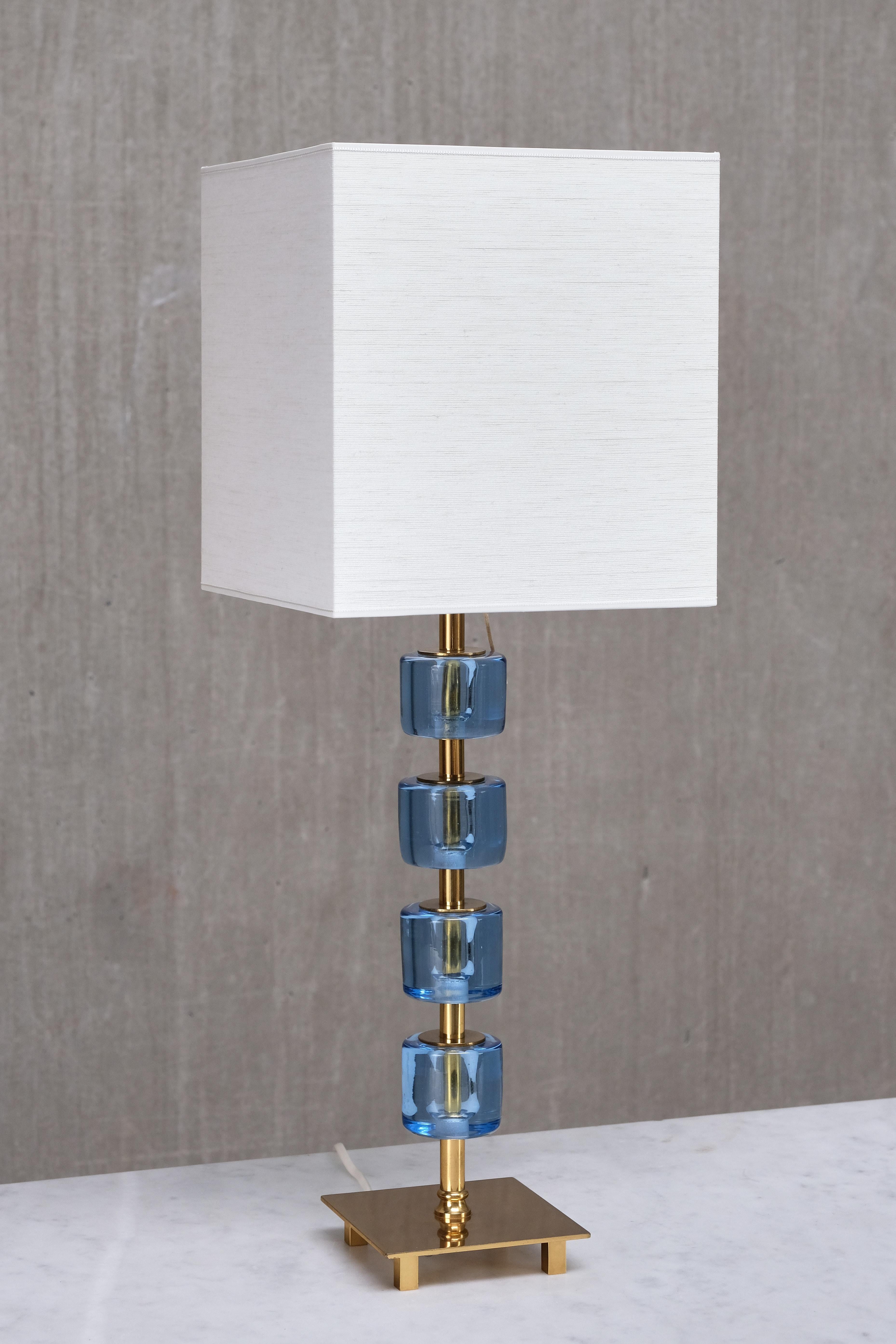 Svedese Coppia di lampade da tavolo Malmö Metallvarufabrik in ottone e vetro blu, Svezia, anni '50 in vendita