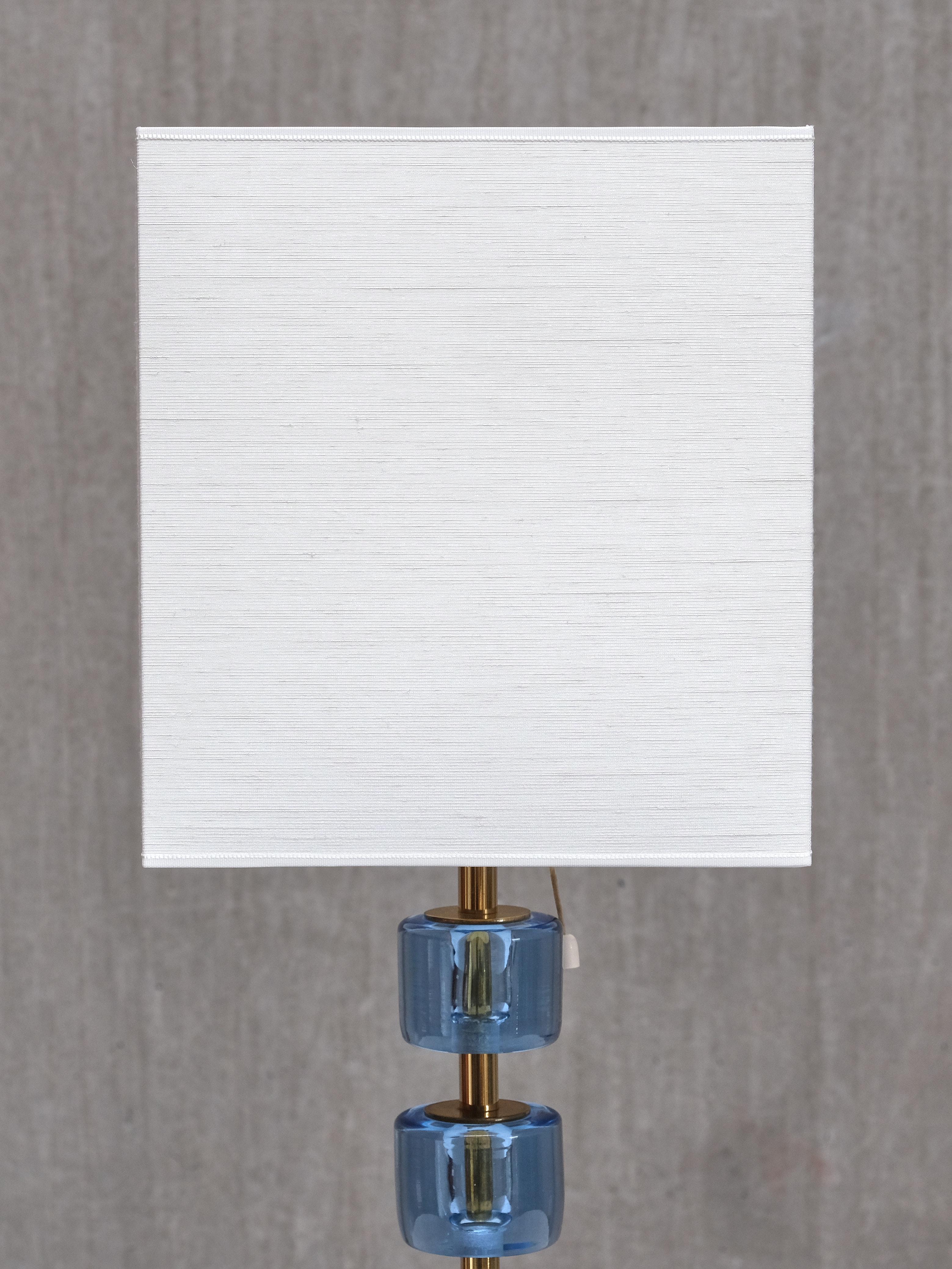 Metà XX secolo Coppia di lampade da tavolo Malmö Metallvarufabrik in ottone e vetro blu, Svezia, anni '50 in vendita
